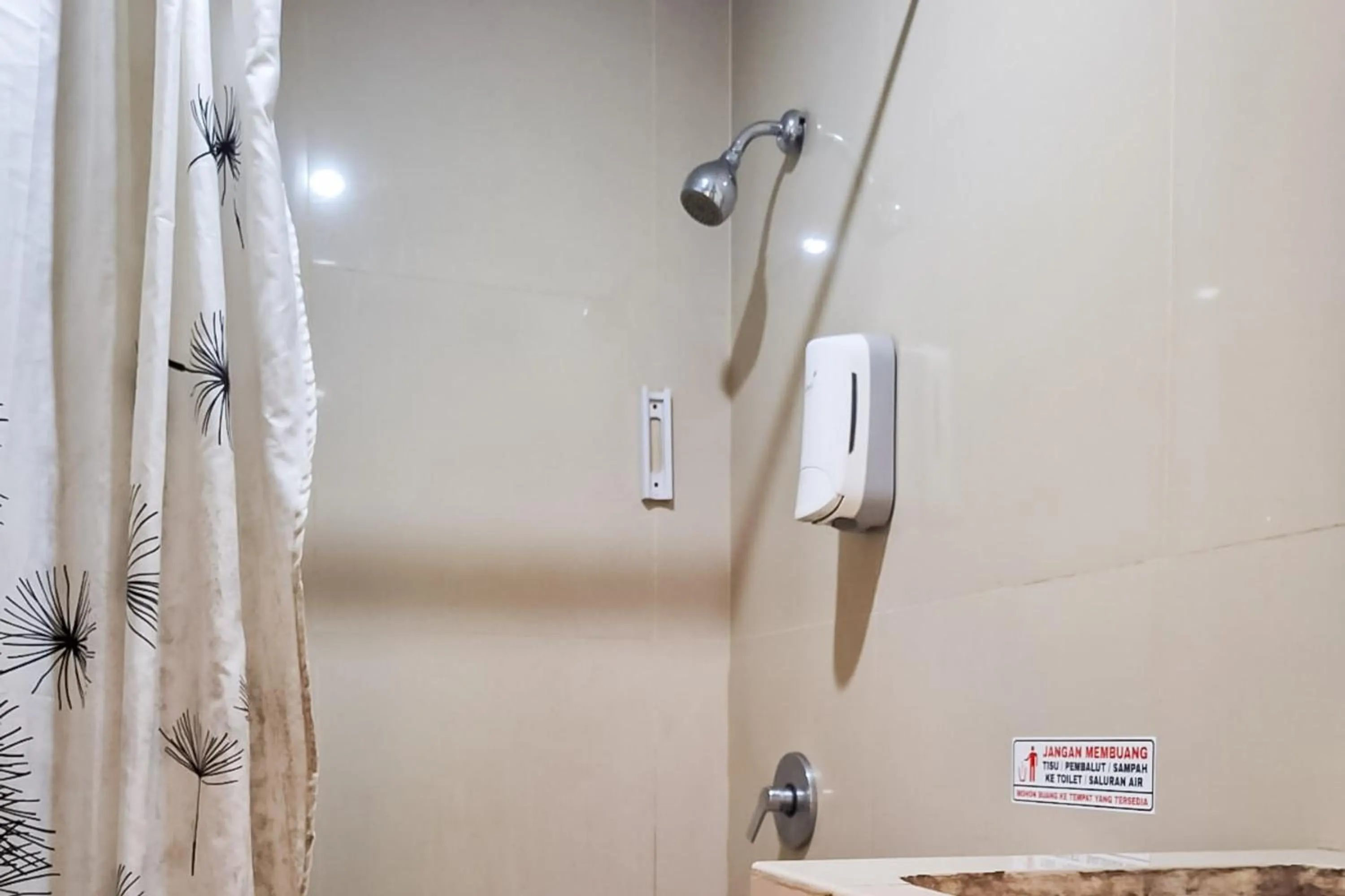 Bathroom in Urbanview Hotel Gapura Parapat by RedDoorz