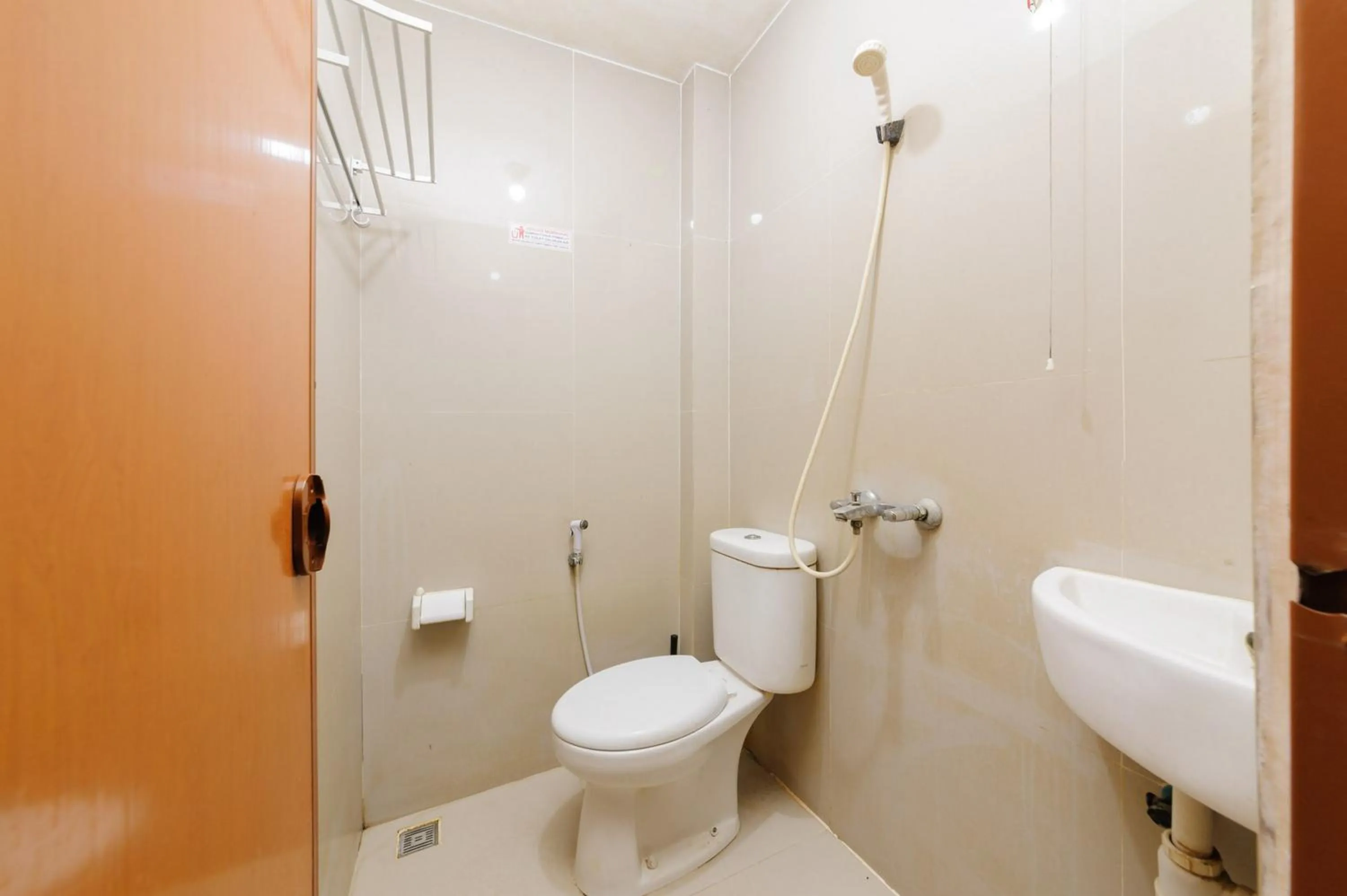 Bathroom in Urbanview Hotel Residence 446 Tanjung Duren