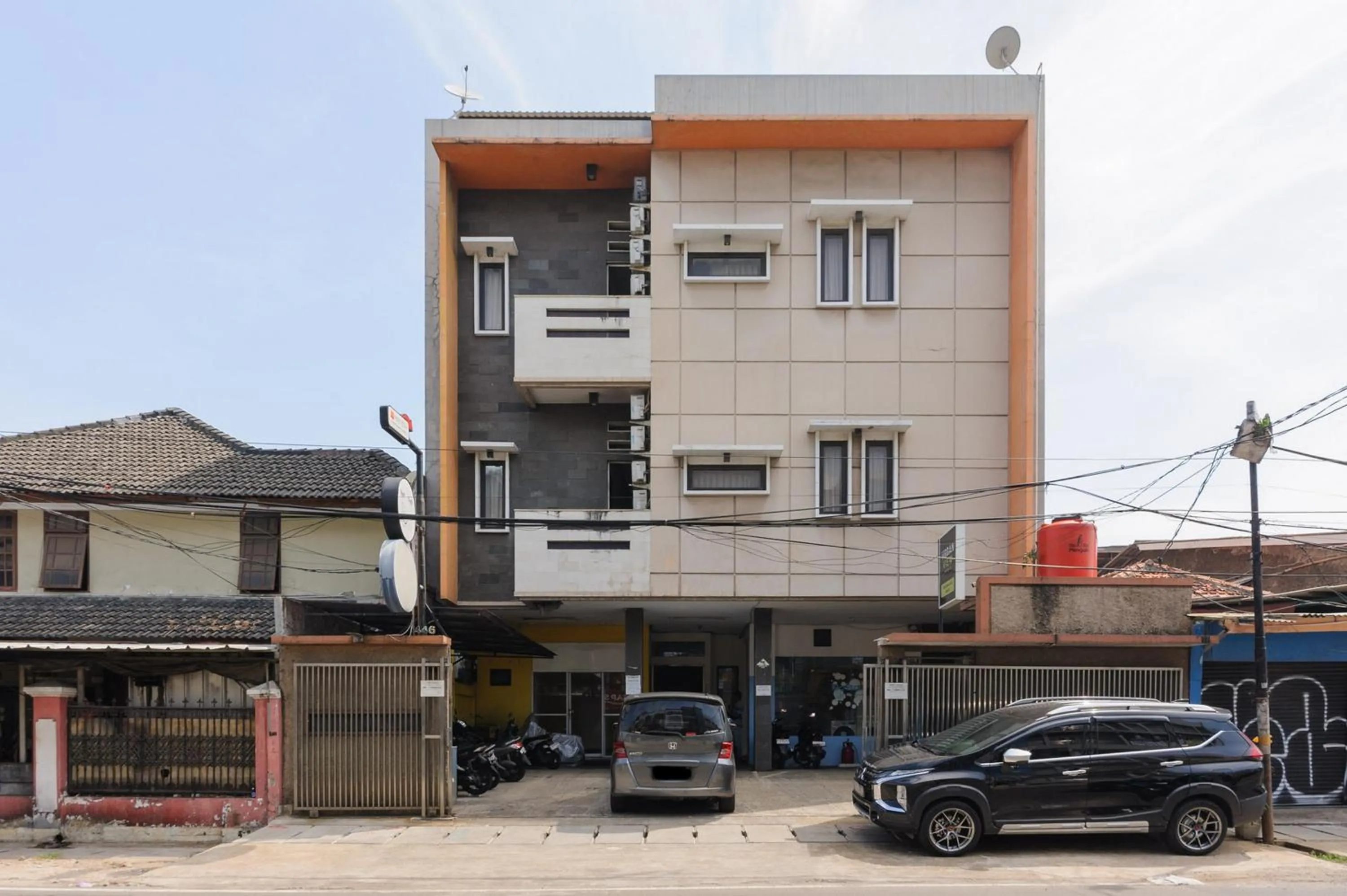 Facade/entrance in Urbanview Hotel Residence 446 Tanjung Duren