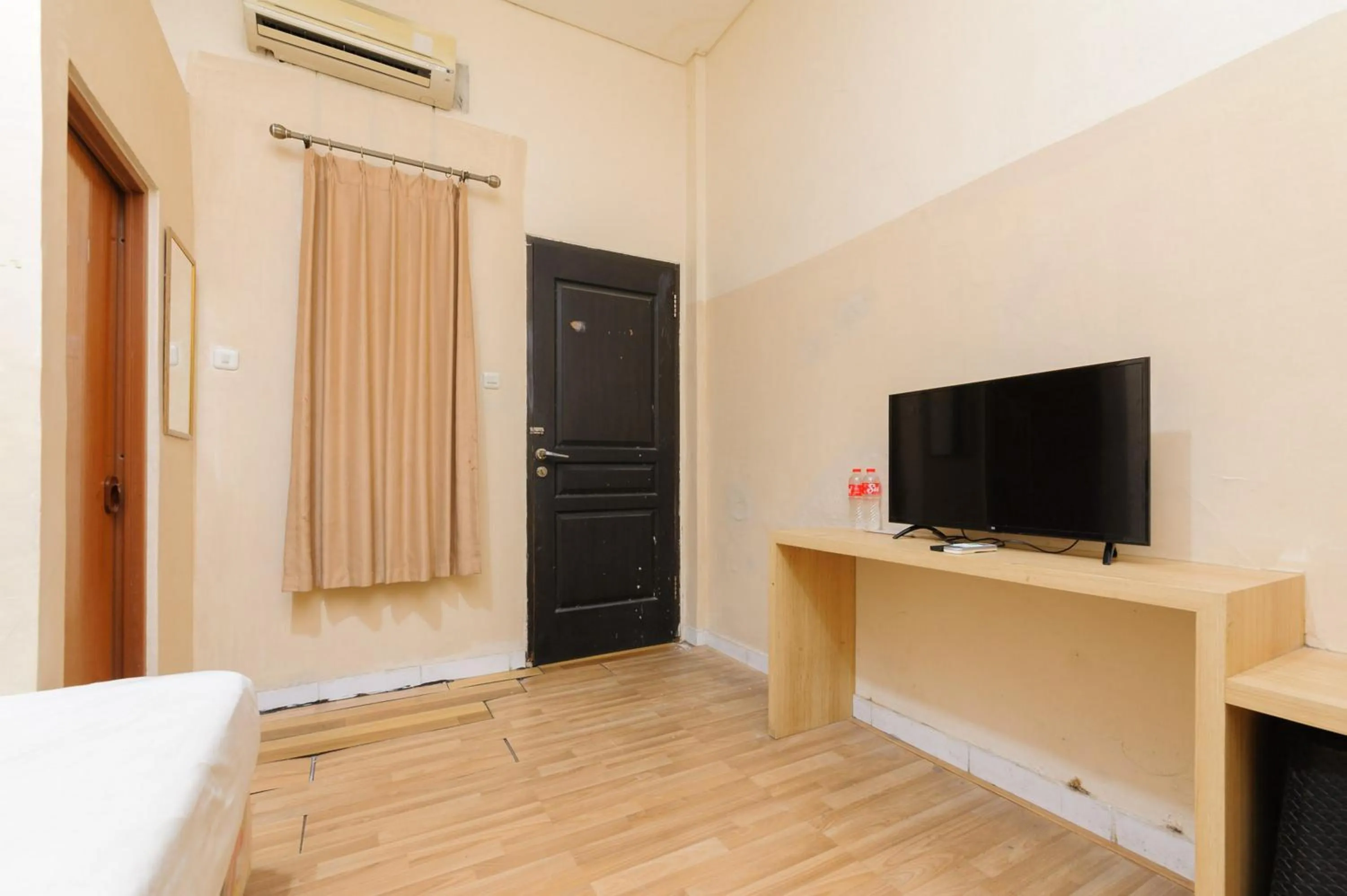 Bedroom, Bed in Urbanview Hotel Residence 446 Tanjung Duren