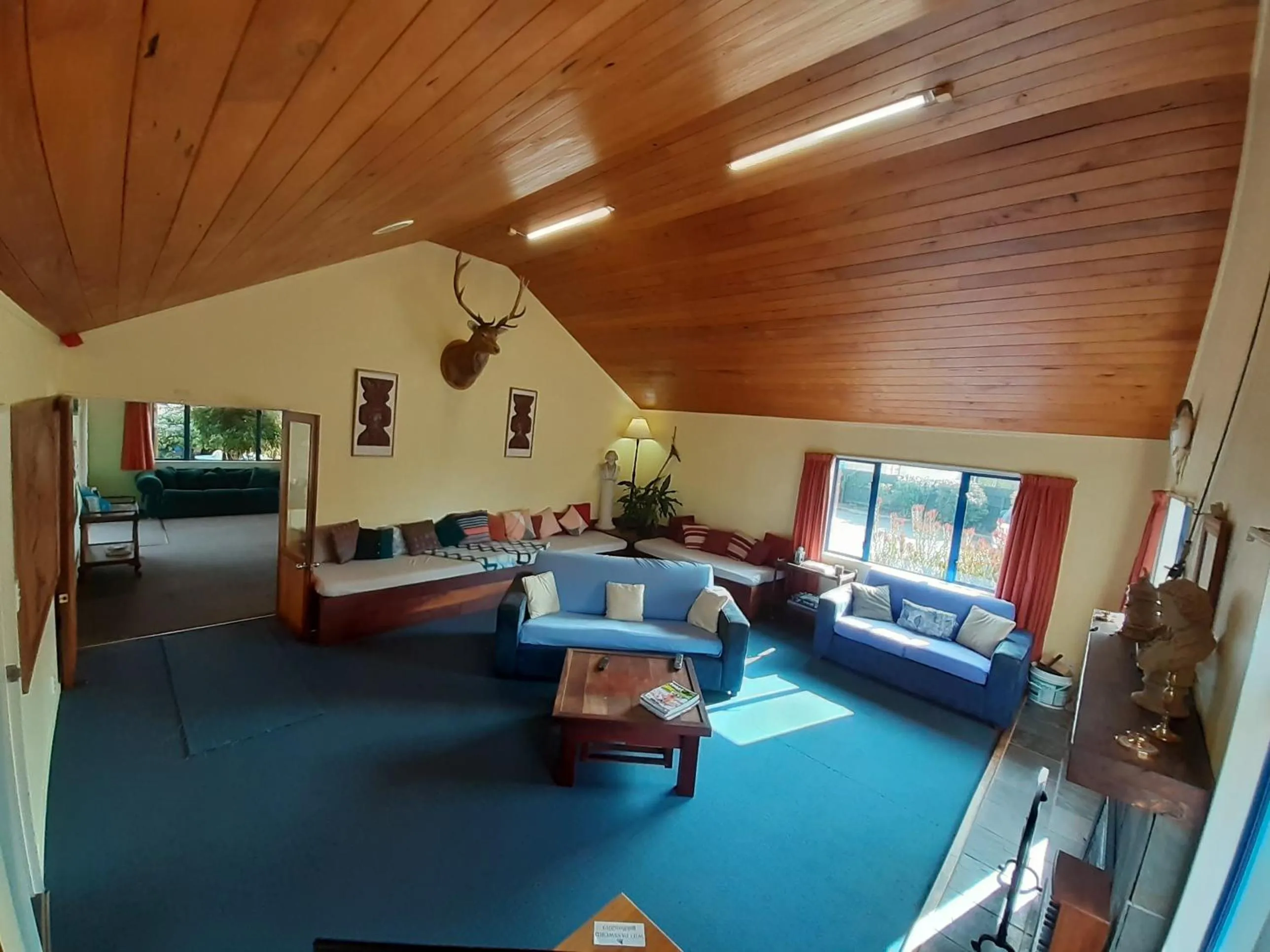 Communal lounge/ TV room in Tongariro River Retreat