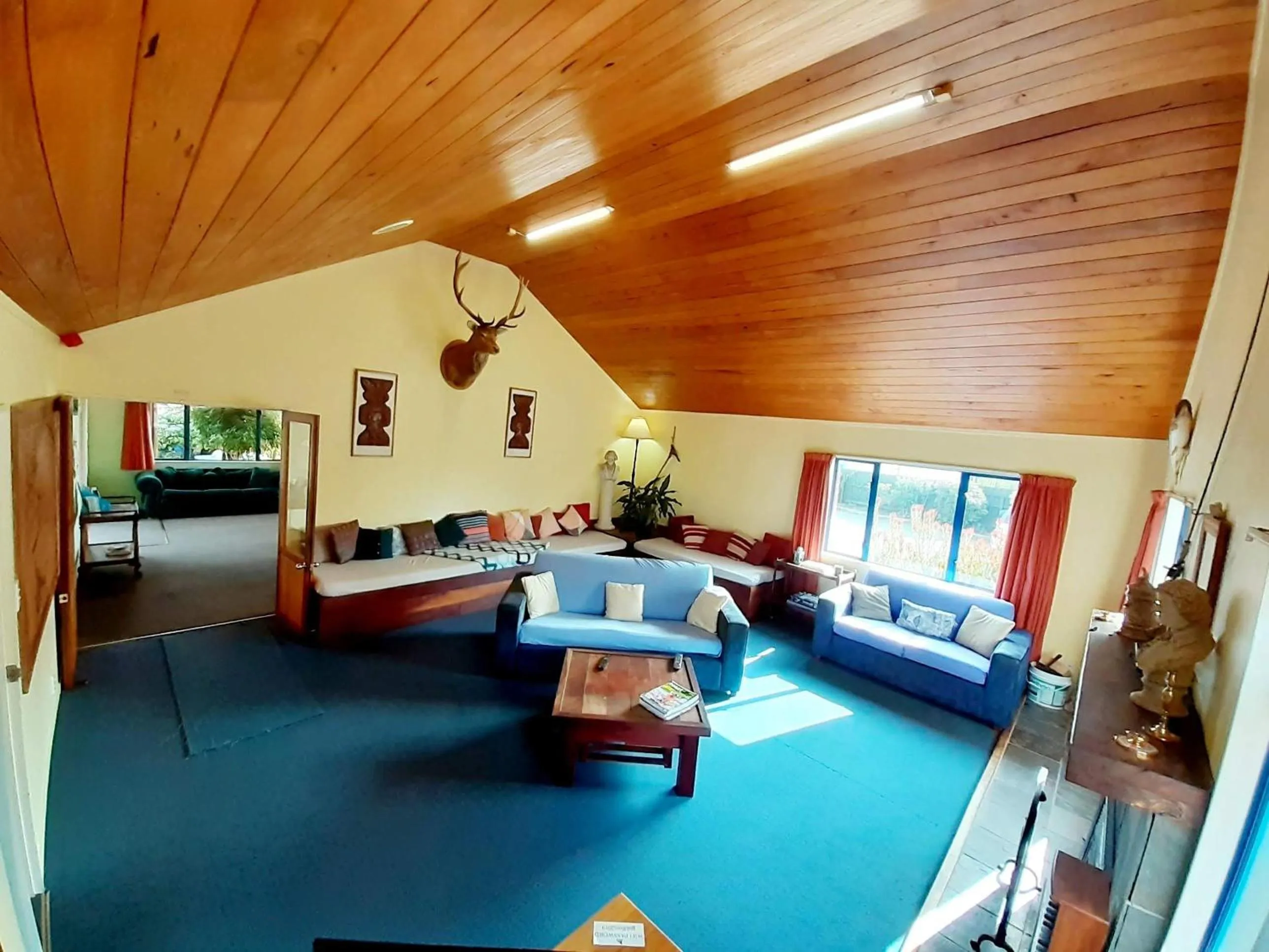 Communal lounge/ TV room, Bed in Tongariro River Retreat