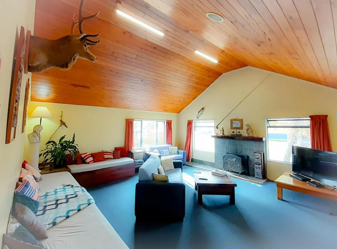 Communal lounge/ TV room in Tongariro River Retreat
