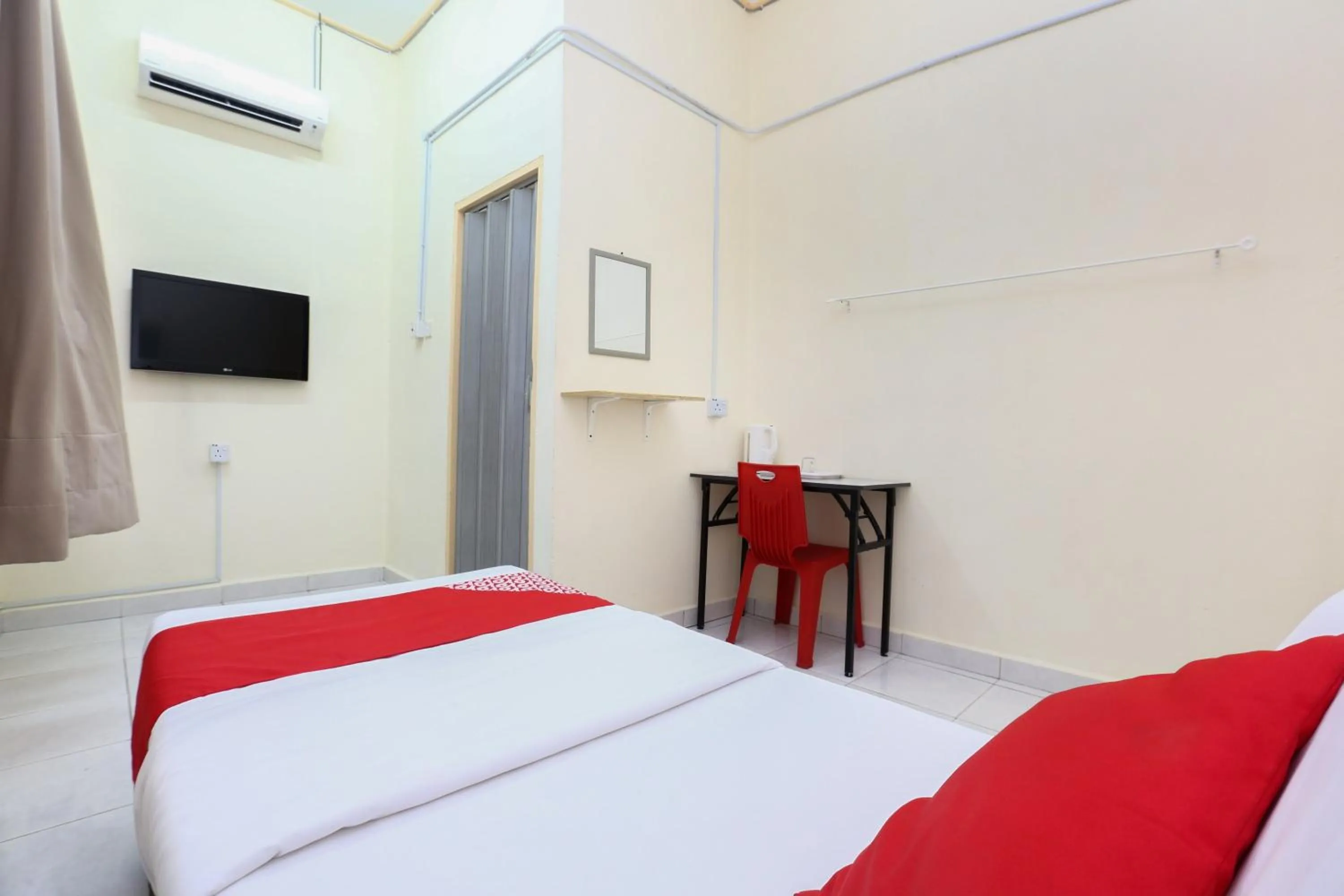 Bedroom, Bed in Hotel O Pelangi Marang