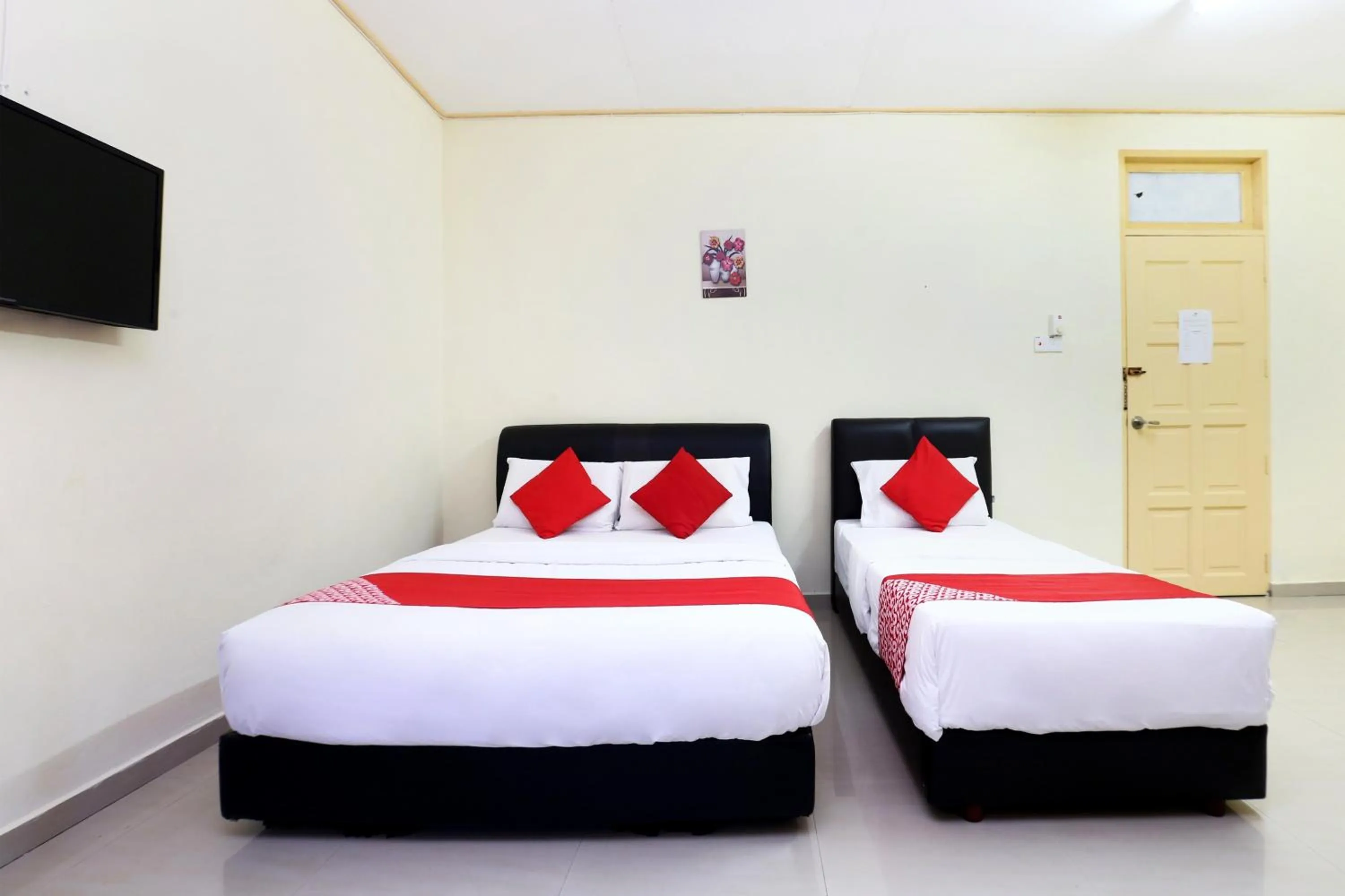 Bedroom, Bed in Hotel O Pelangi Marang
