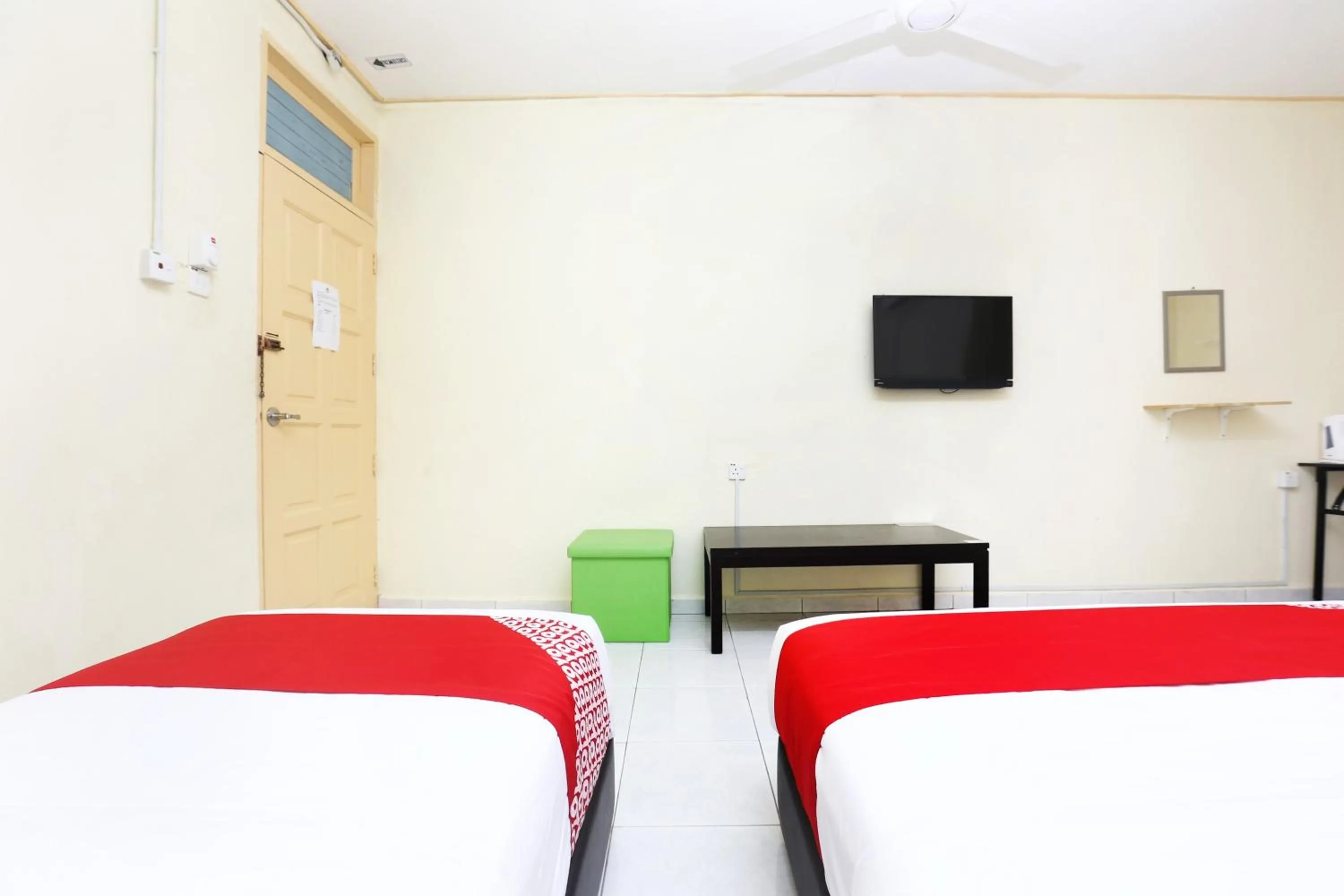 Bedroom, Bed in Hotel O Pelangi Marang