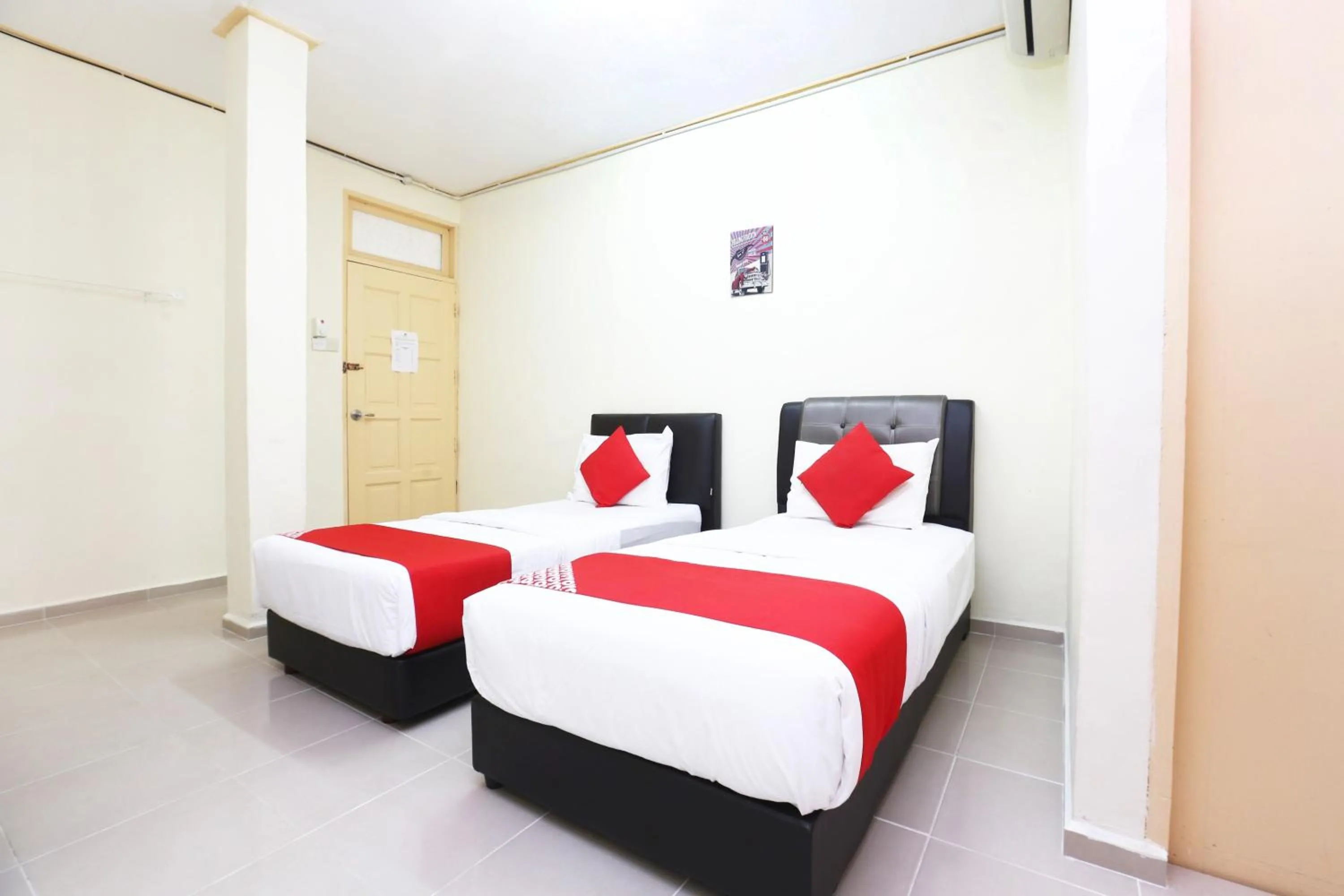 Bedroom, Bed in Hotel O Pelangi Marang