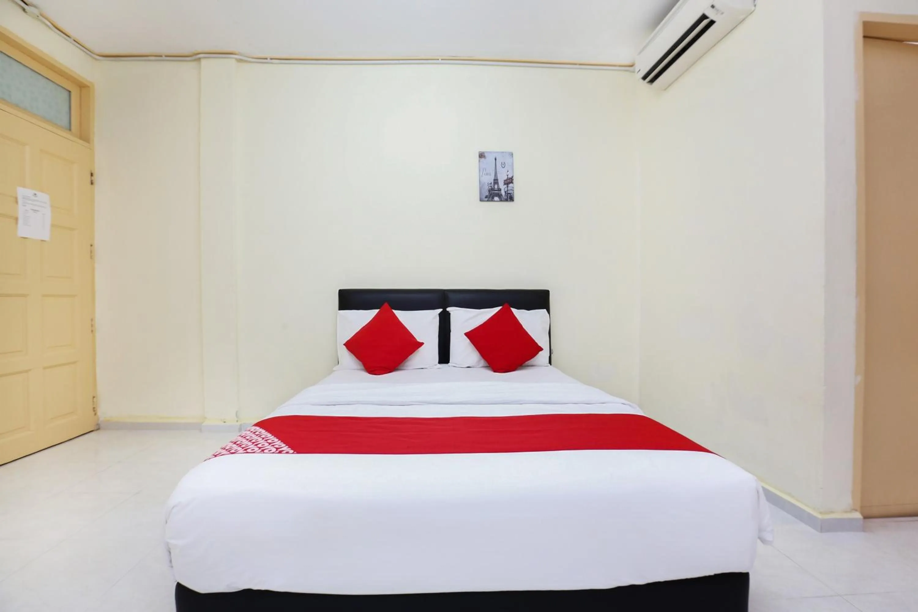 Bedroom, Bed in Hotel O Pelangi Marang