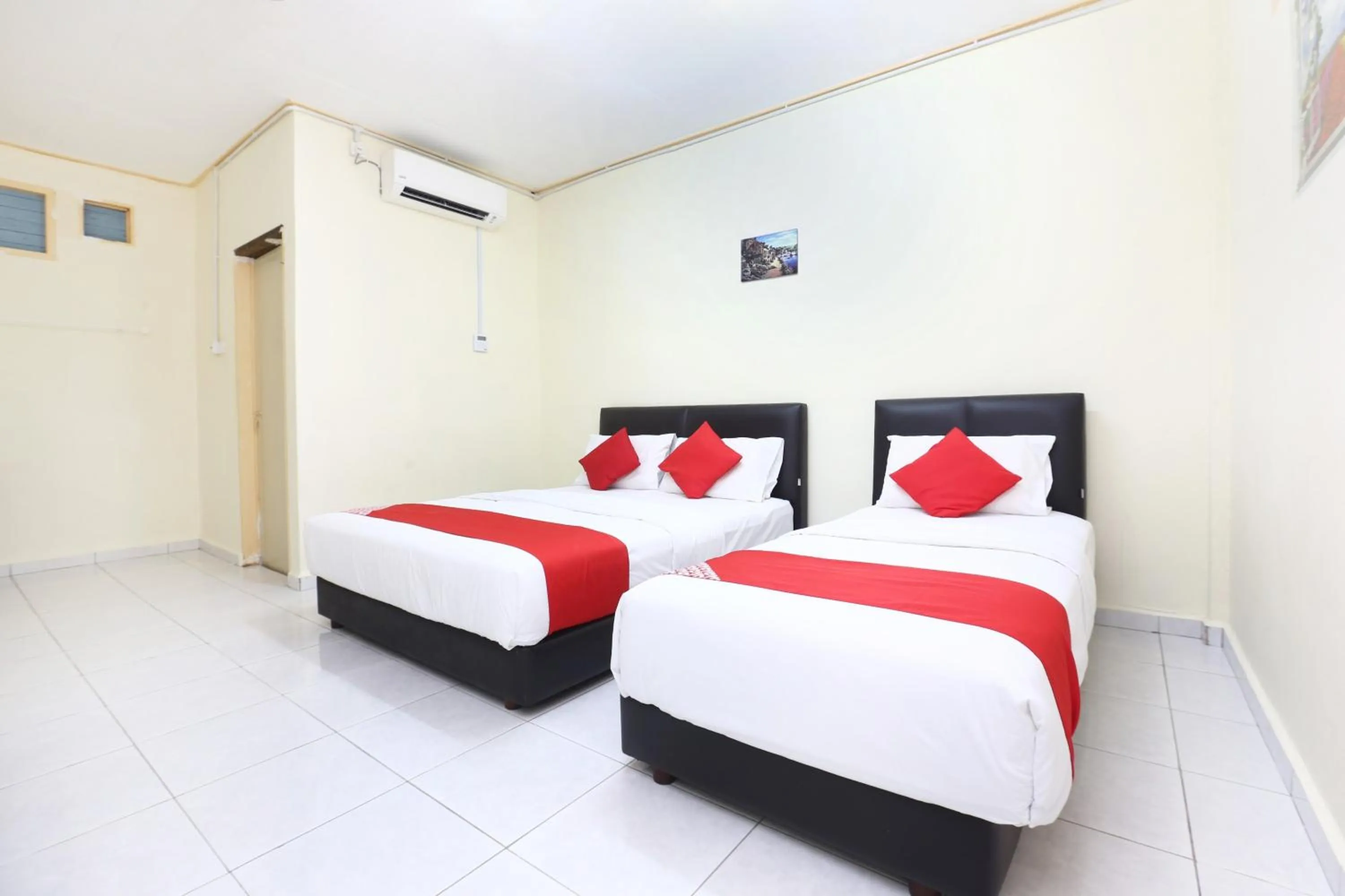 Bedroom, Bed in Hotel O Pelangi Marang