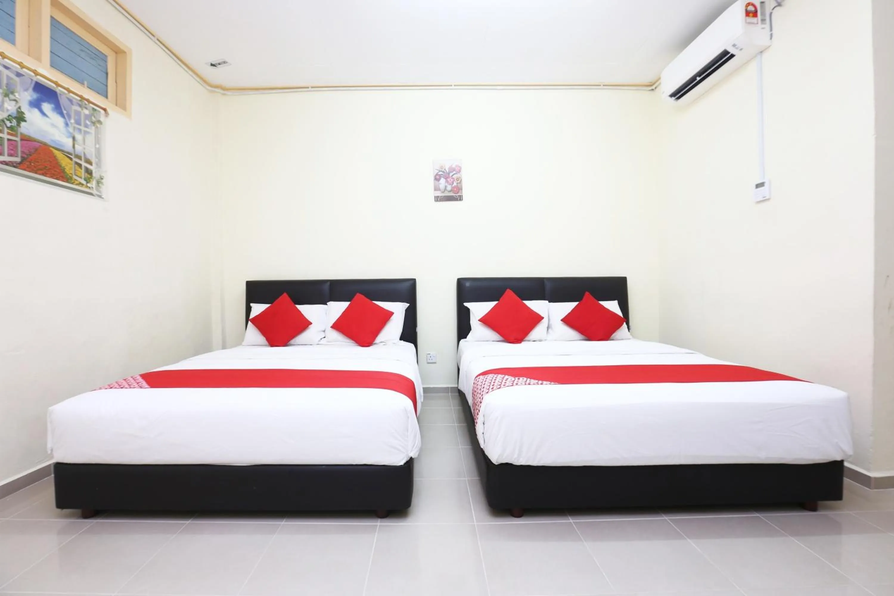 Bedroom, Bed in Hotel O Pelangi Marang