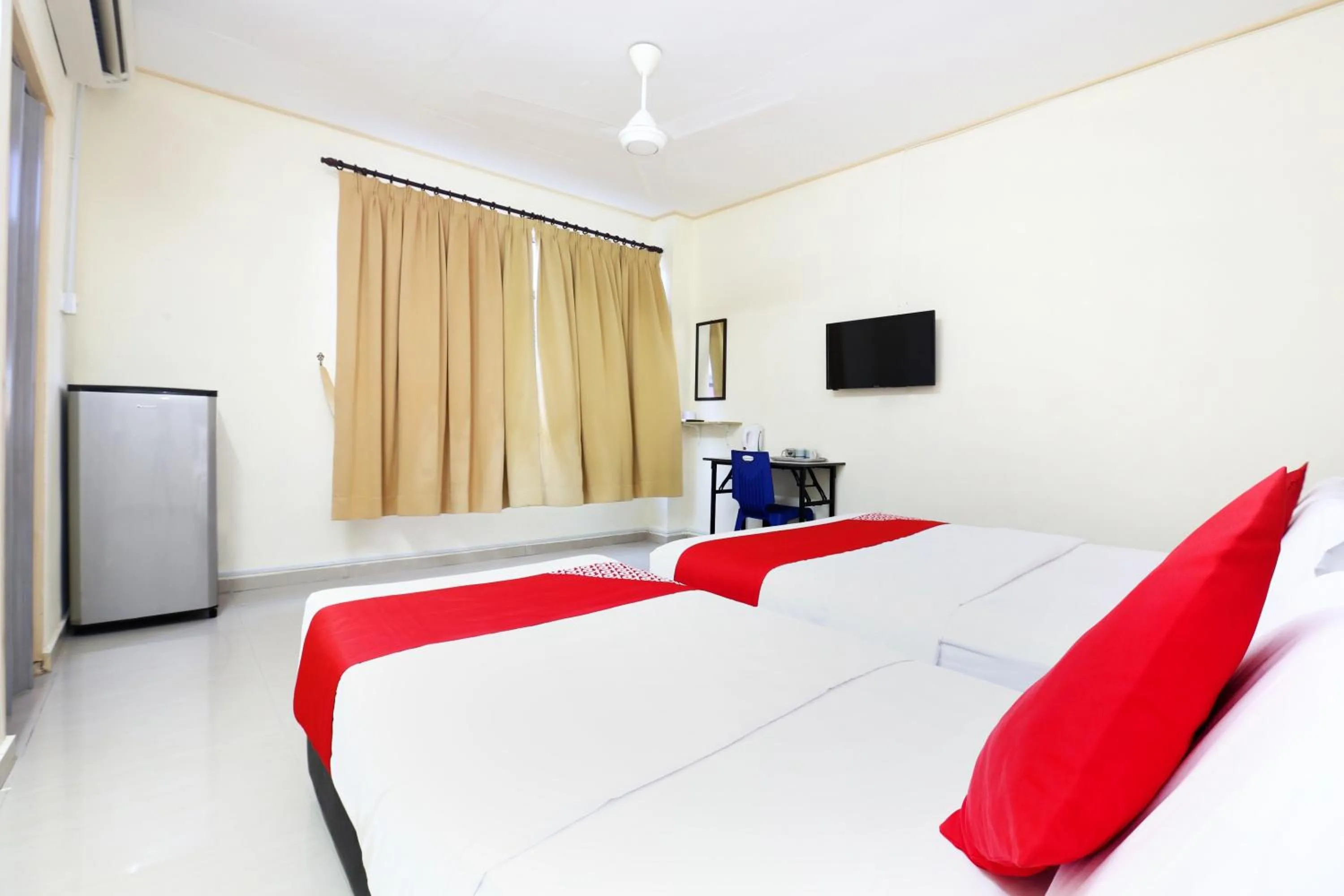 Bedroom, Bed in Hotel O Pelangi Marang