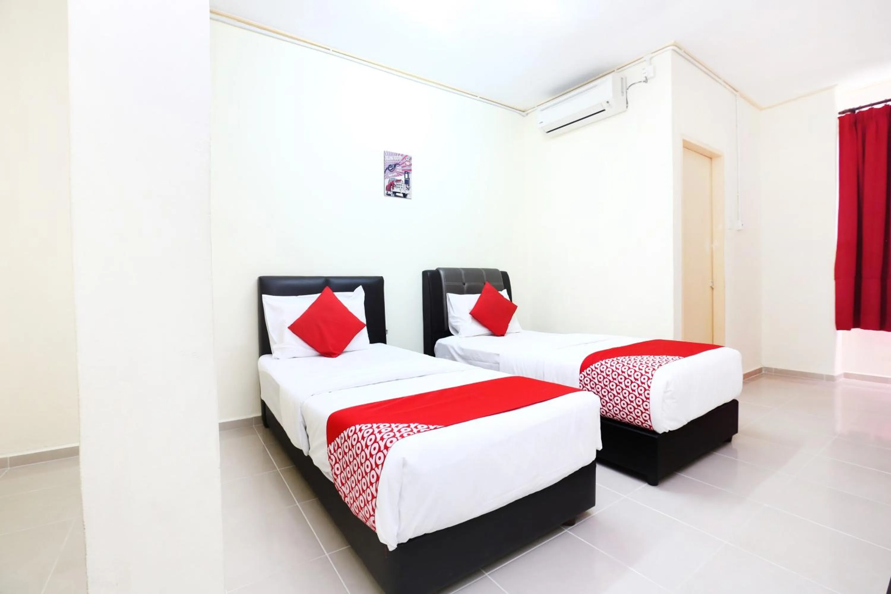 Bedroom, Bed in Hotel O Pelangi Marang