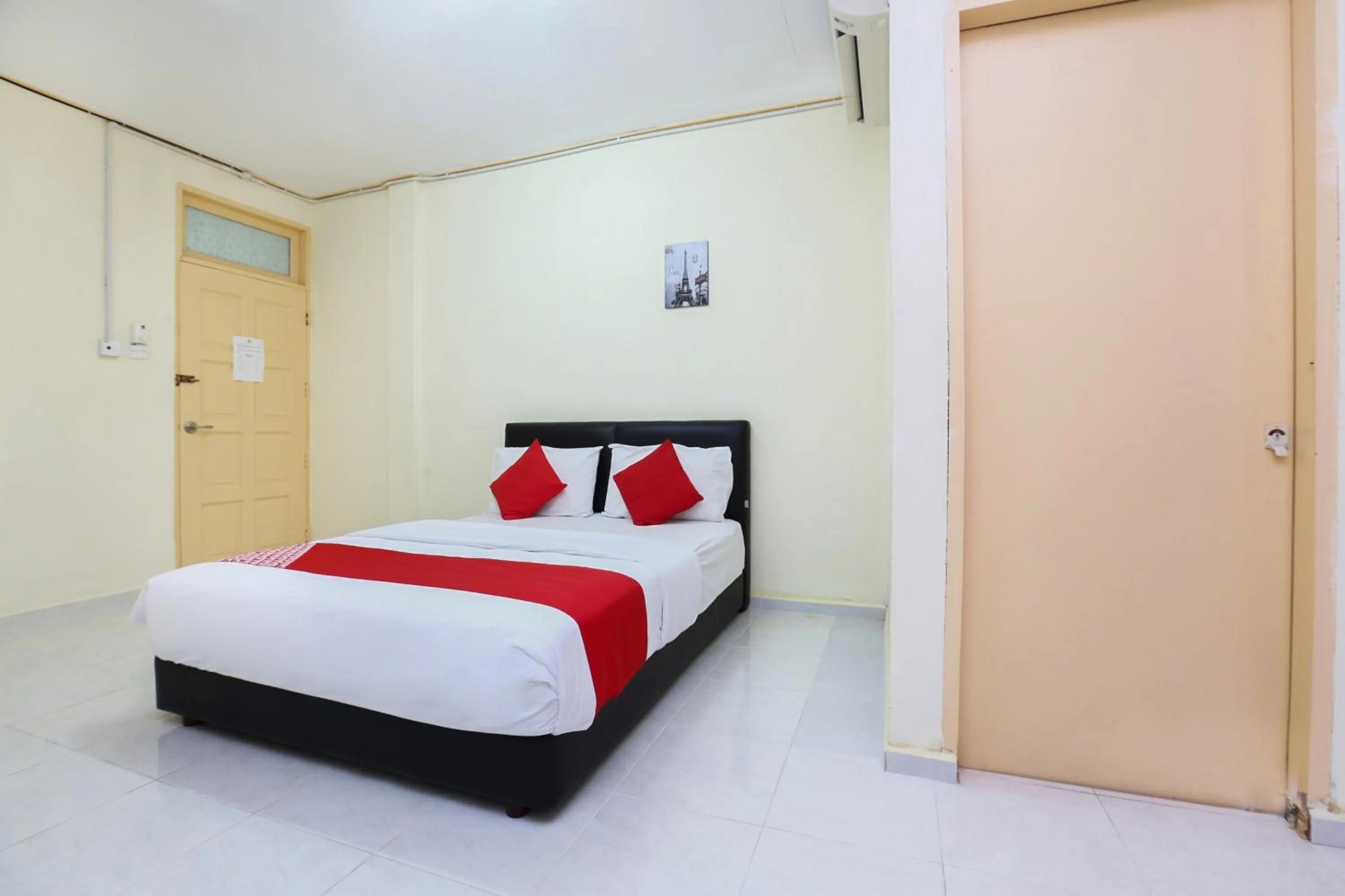 Bedroom, Bed in Hotel O Pelangi Marang