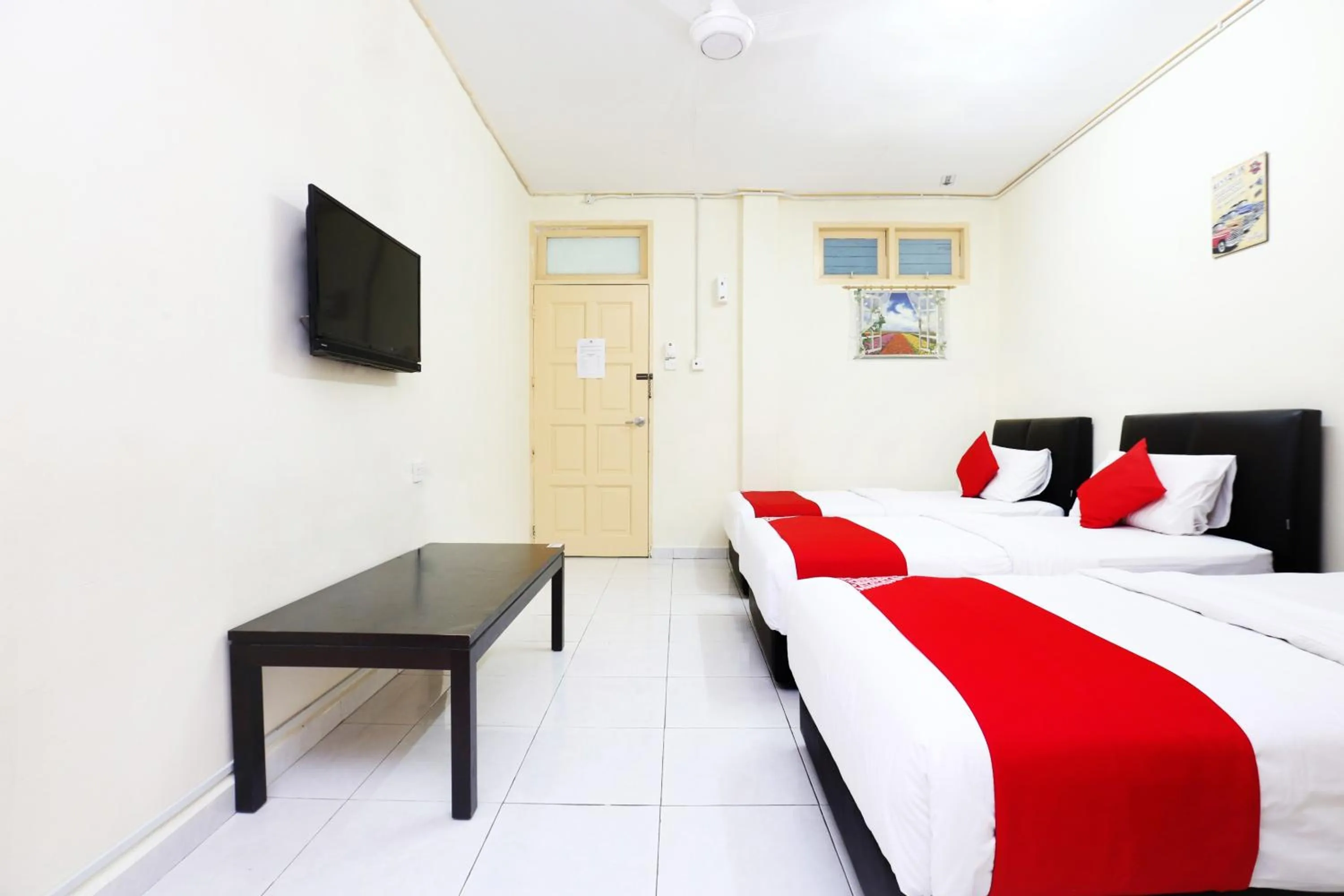 Bedroom, Bed in Hotel O Pelangi Marang