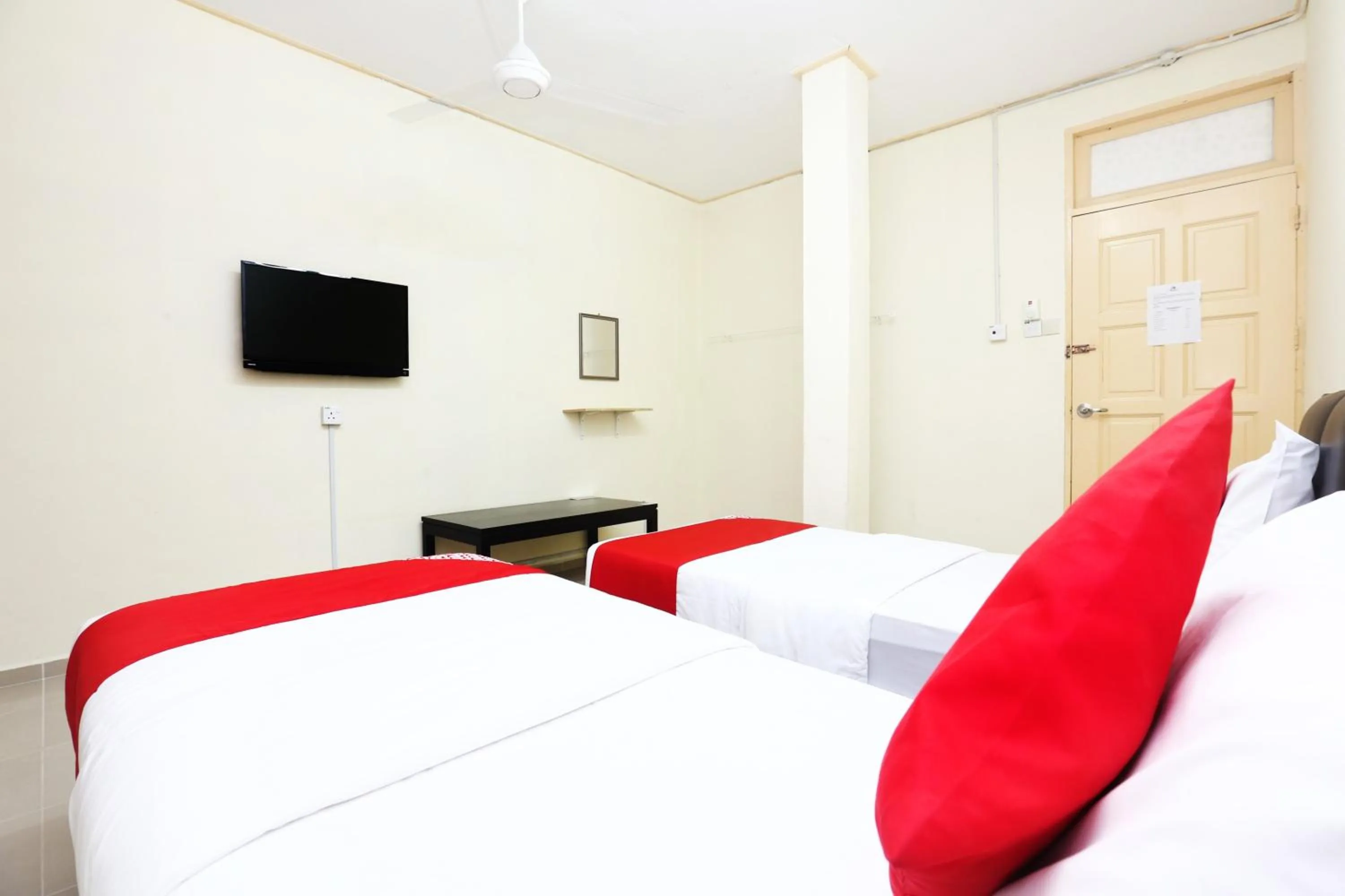 Bedroom, Bed in Hotel O Pelangi Marang