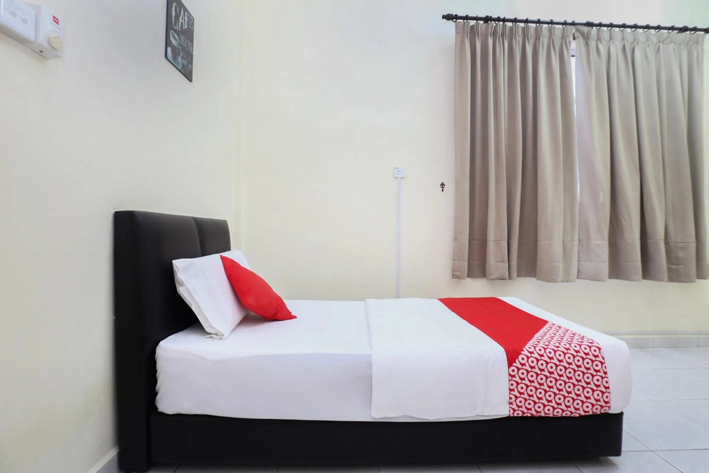 Bedroom, Bed in Hotel O Pelangi Marang