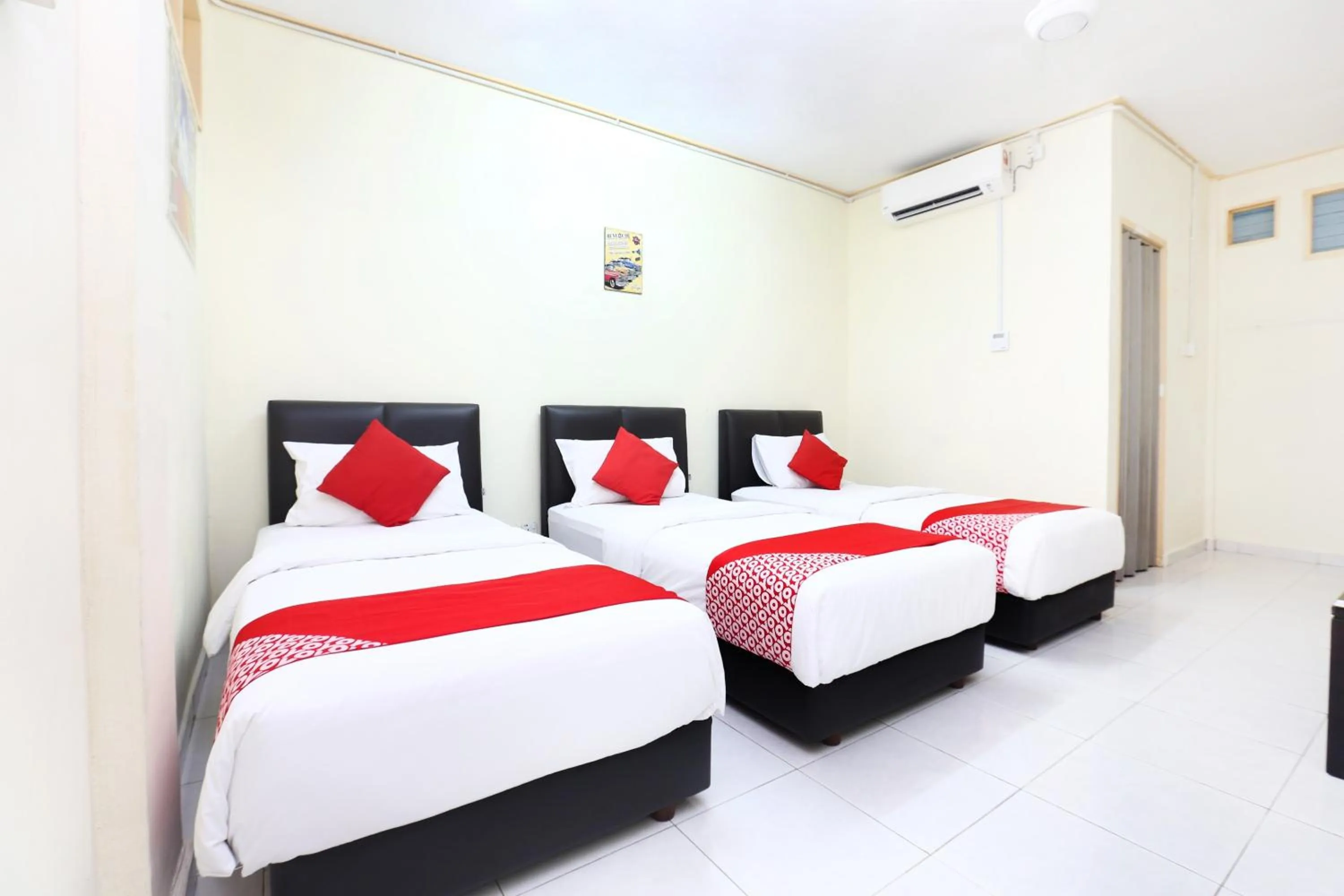 Bedroom, Bed in Hotel O Pelangi Marang