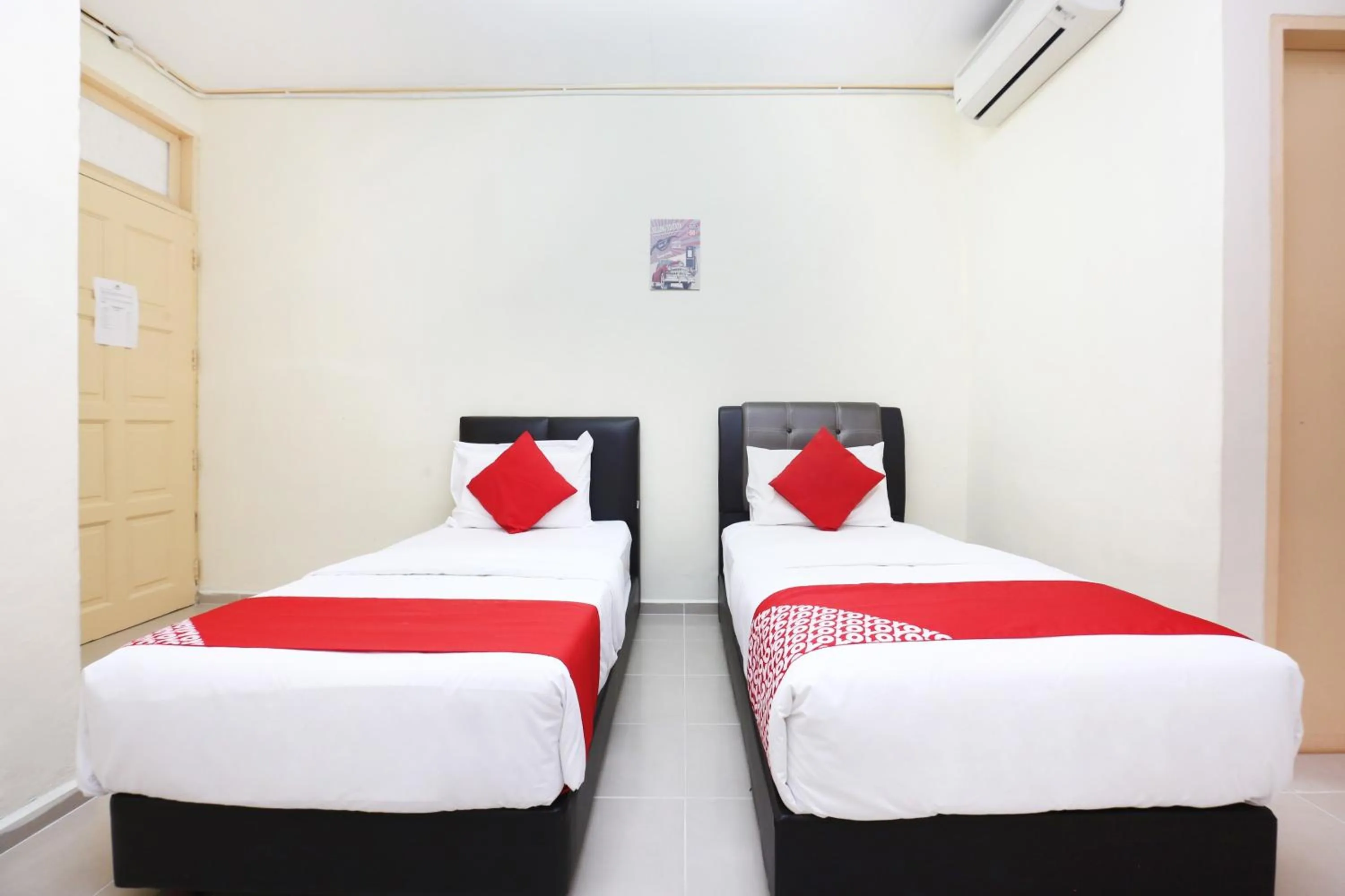 Bedroom, Bed in Hotel O Pelangi Marang