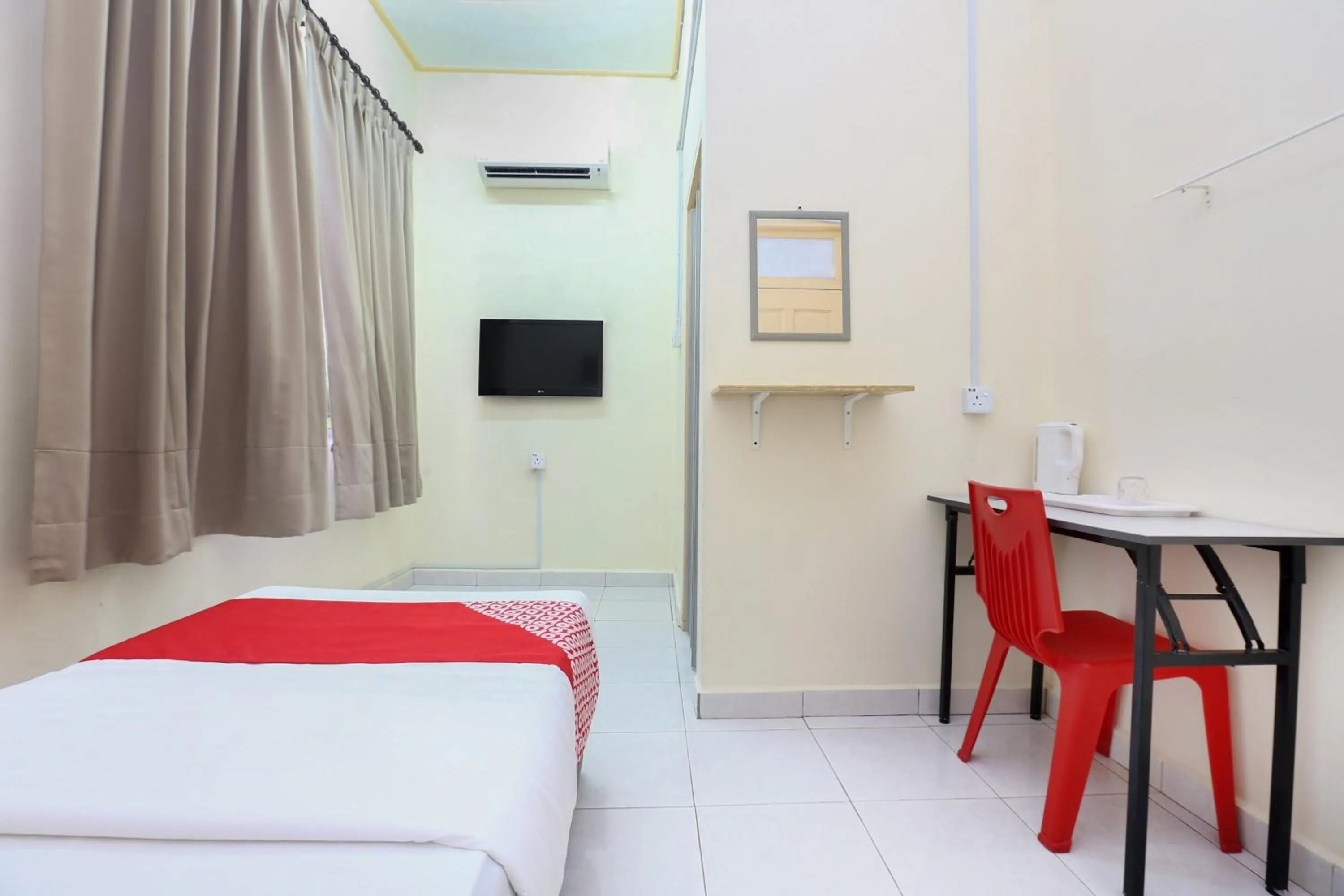 Bedroom, Bed in Hotel O Pelangi Marang