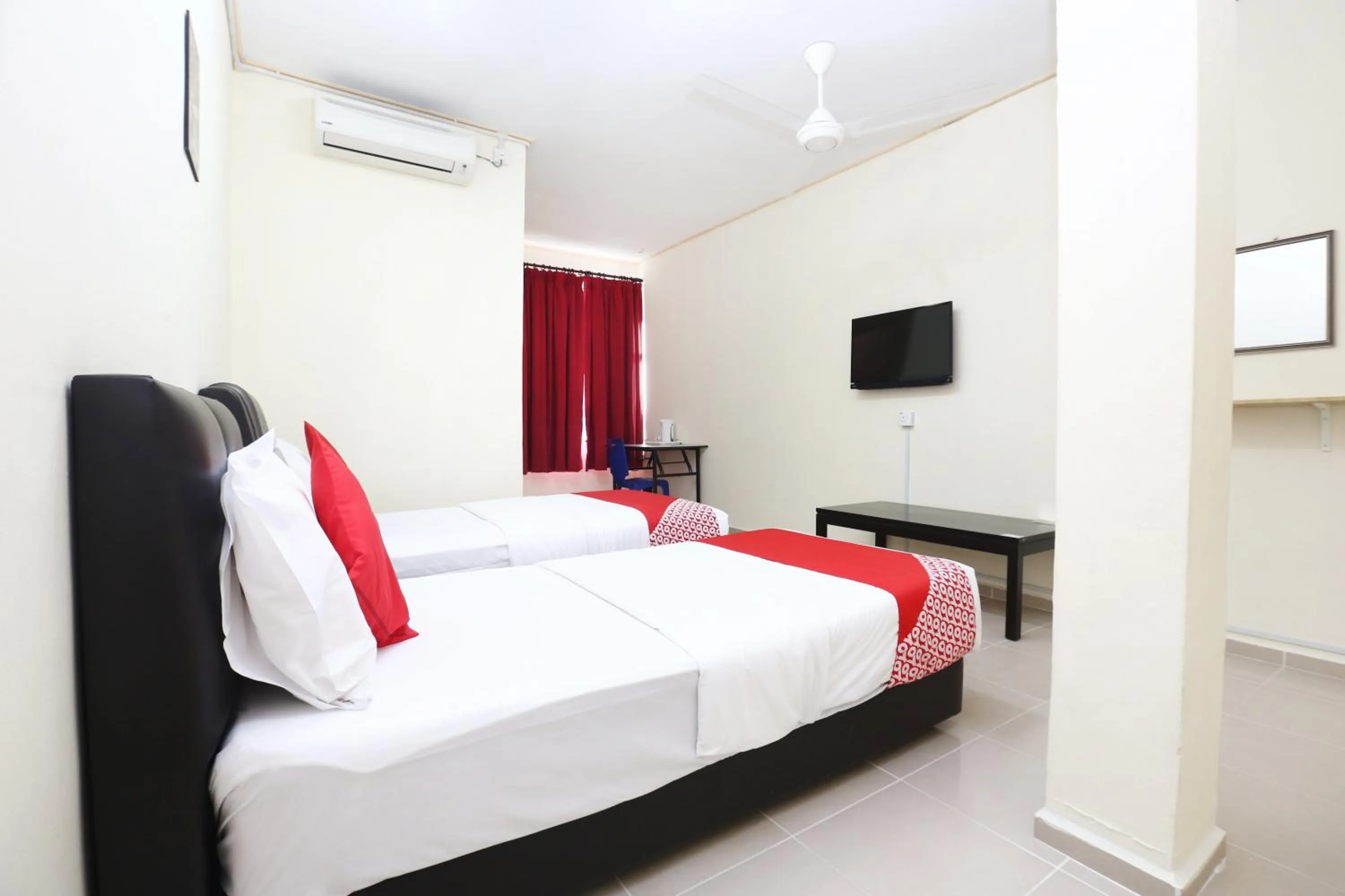 Bedroom, Bed in Hotel O Pelangi Marang