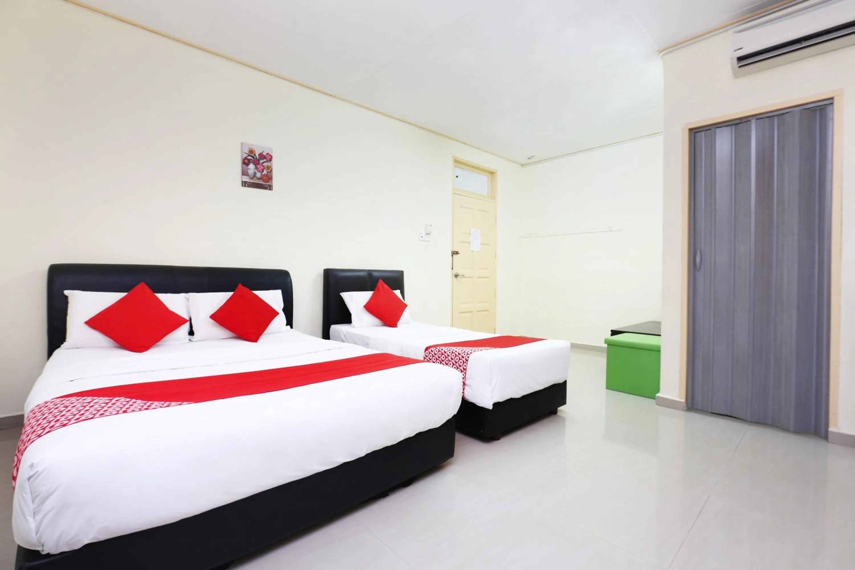 Bedroom, Bed in Hotel O Pelangi Marang