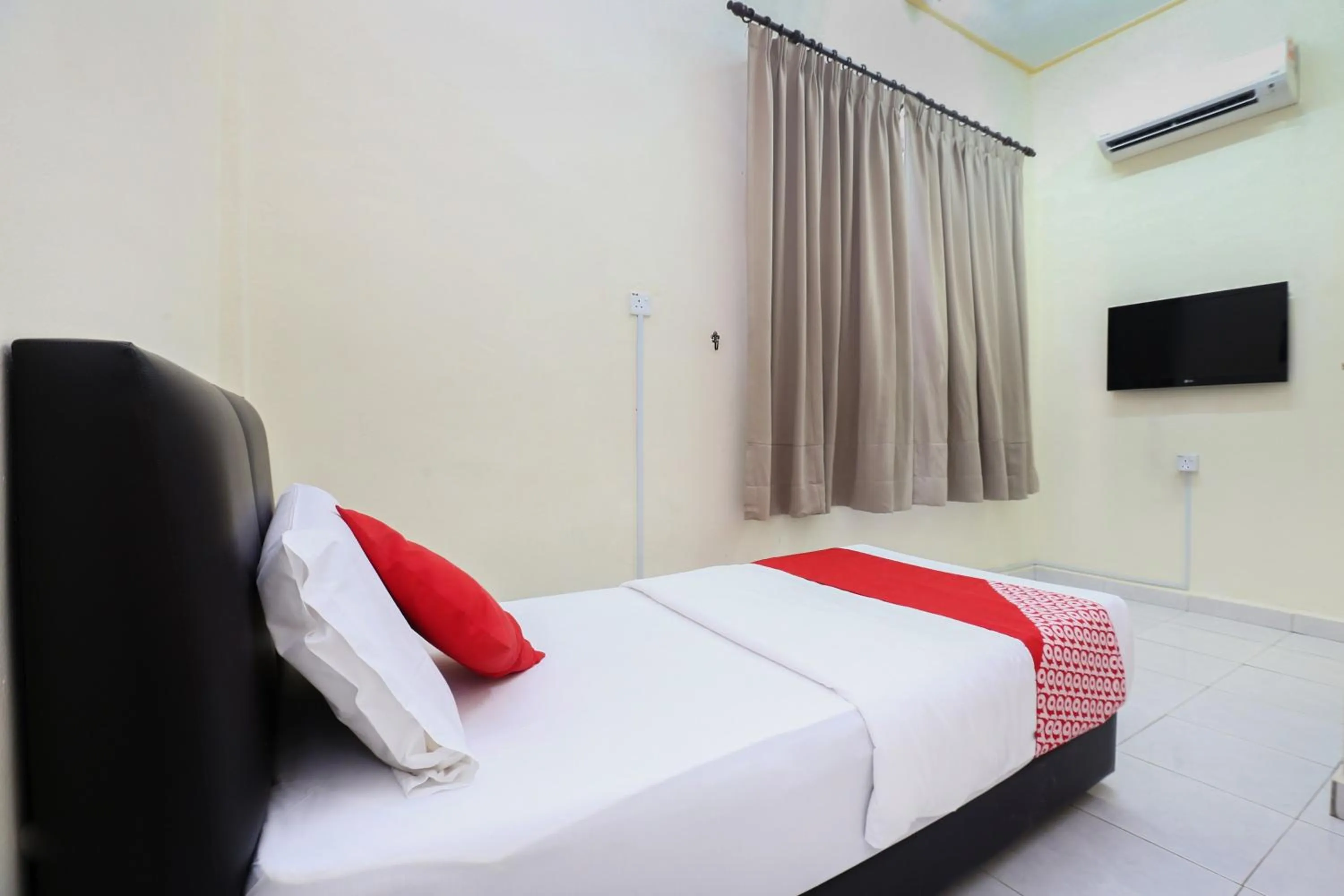 Bedroom, Bed in Hotel O Pelangi Marang