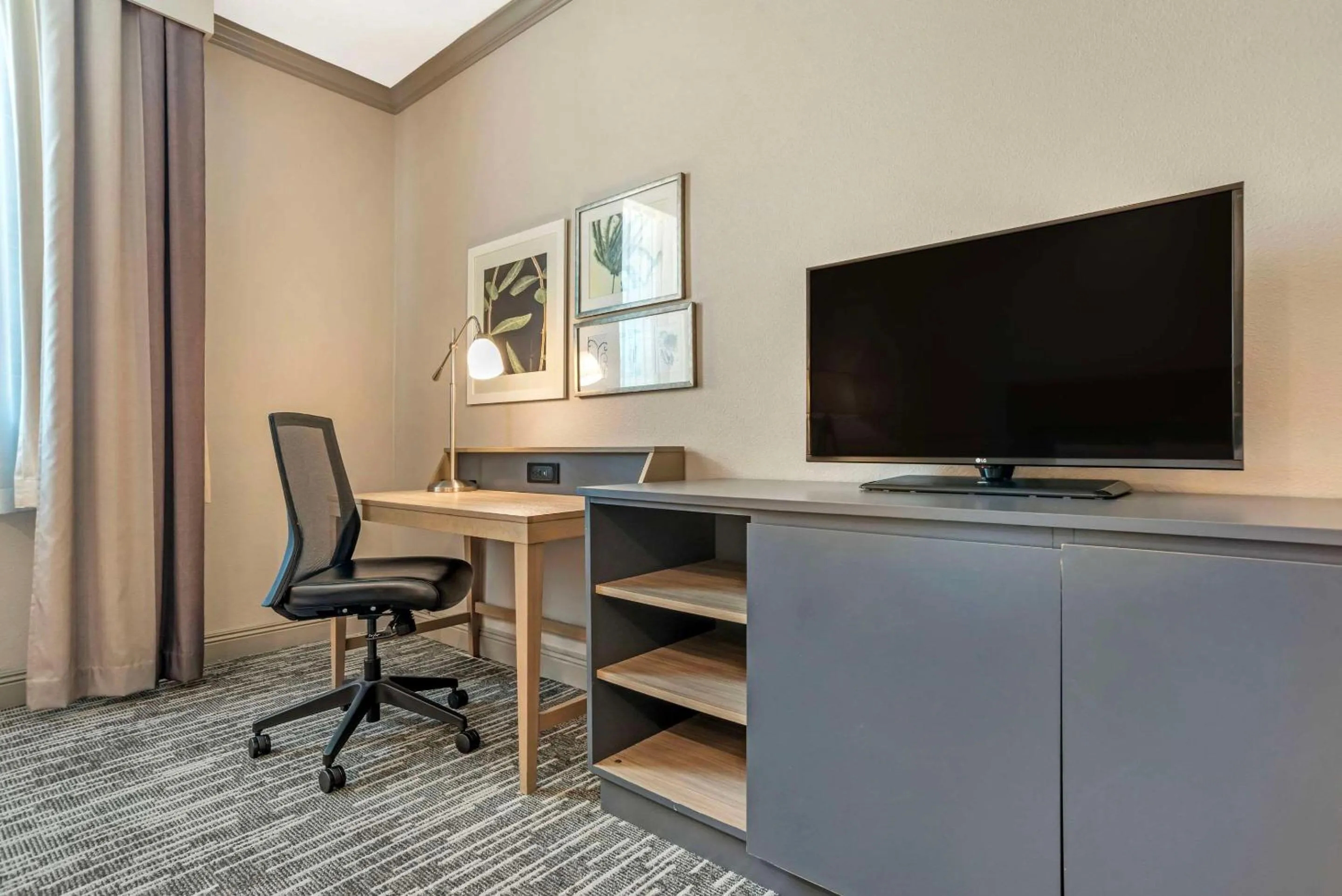 Bedroom in Country Inn & Suites by Radisson, Metairie New Orleans , LA