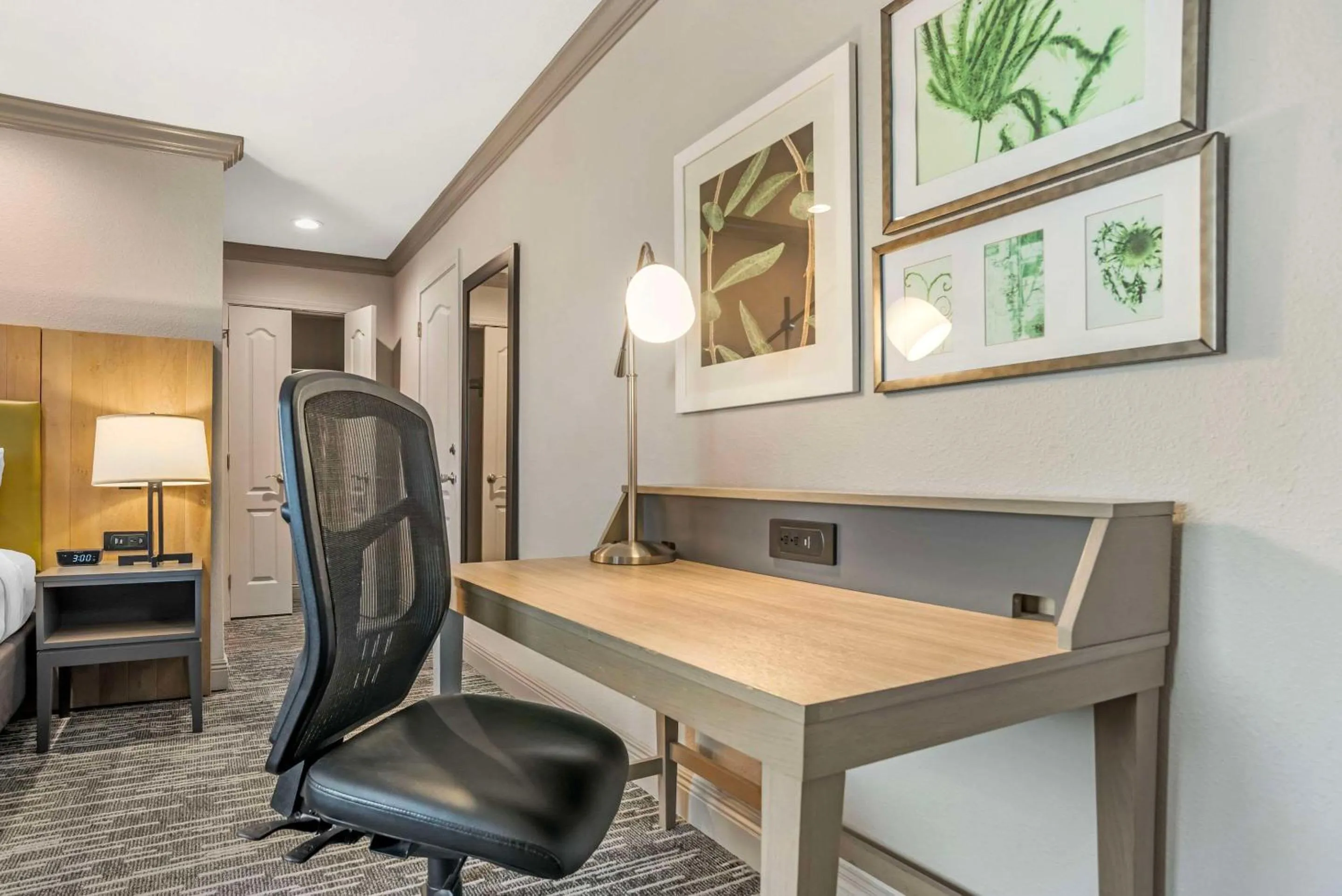 Bedroom in Country Inn & Suites by Radisson, Metairie New Orleans , LA