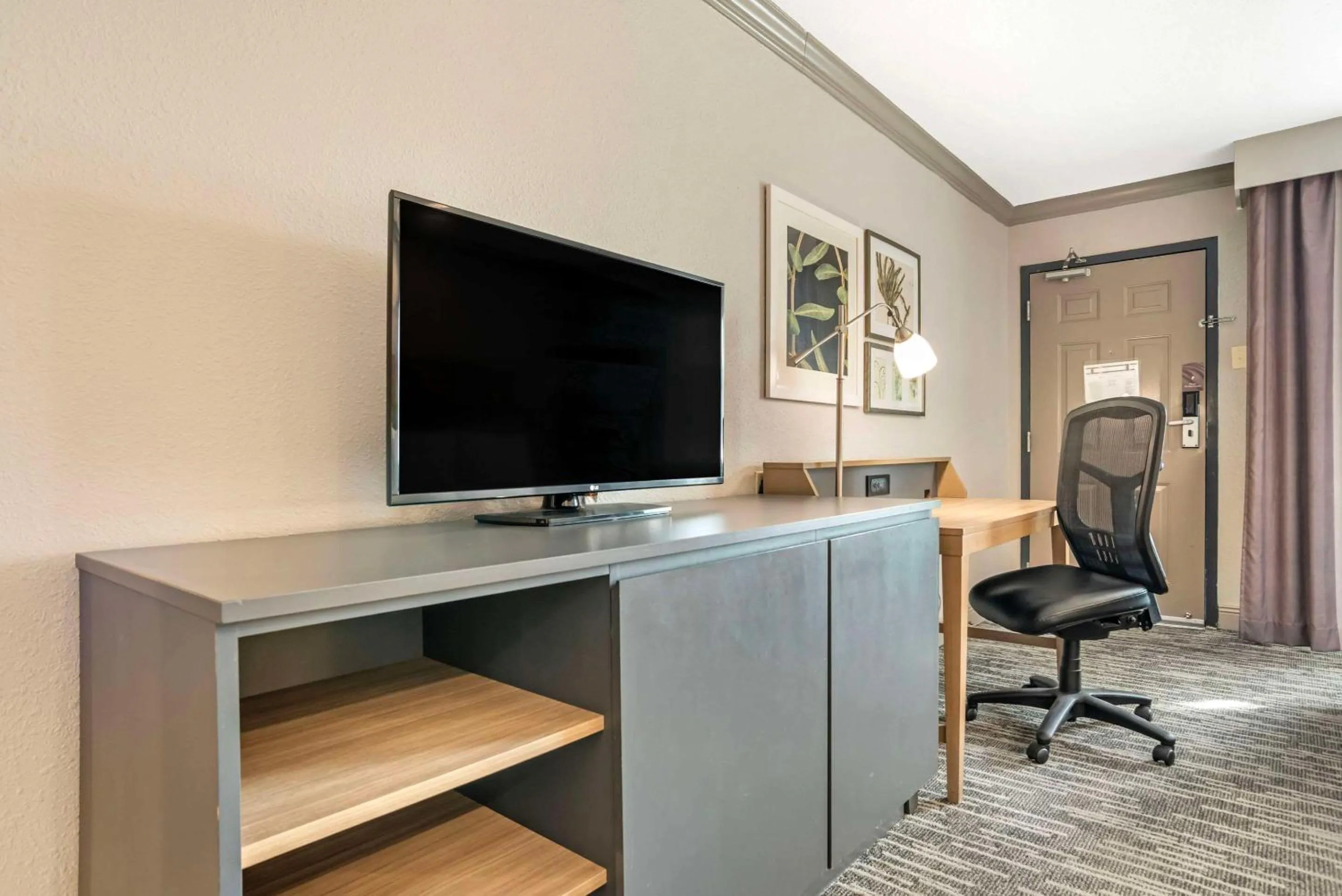 Bedroom in Country Inn & Suites by Radisson, Metairie New Orleans , LA