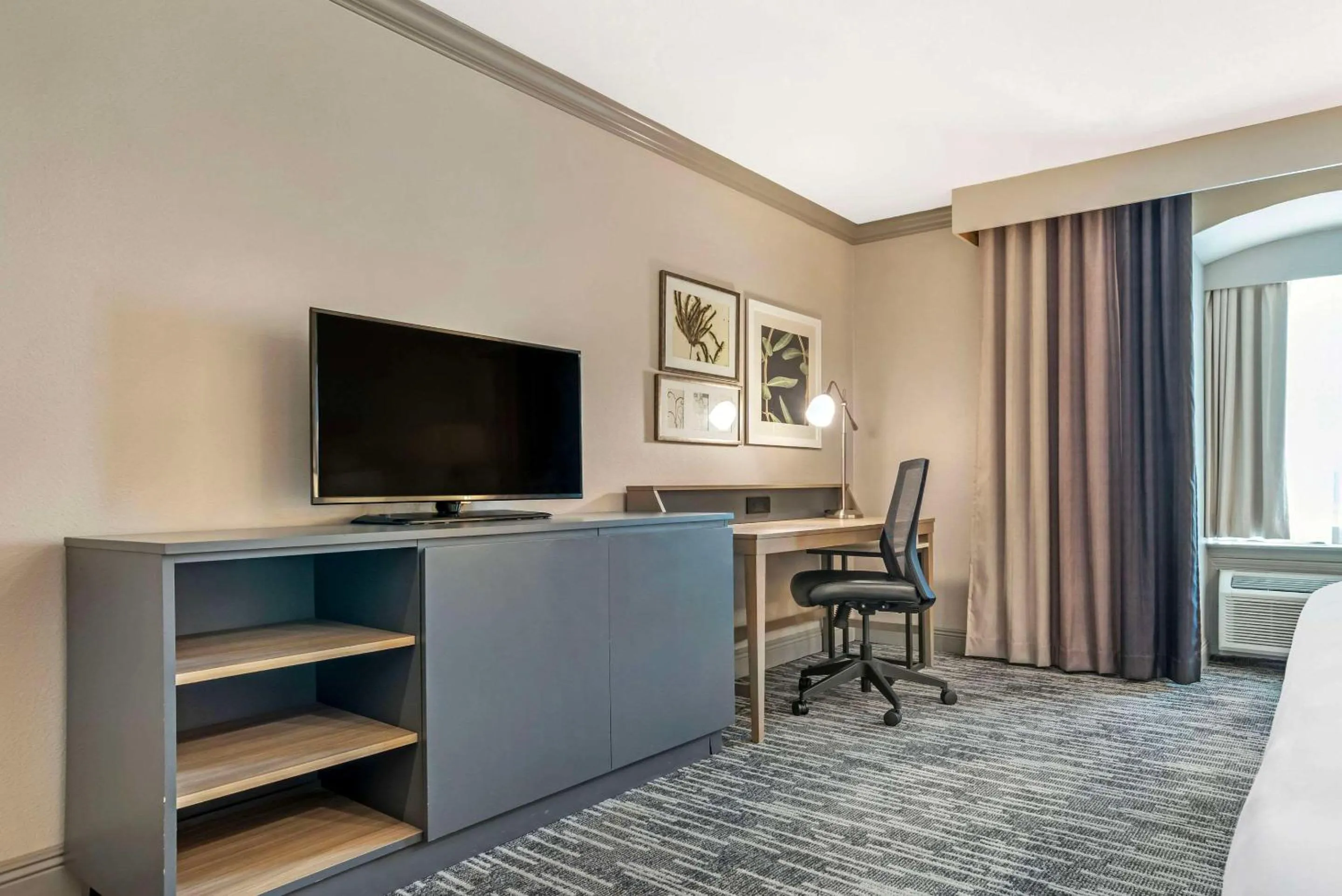 Bedroom in Country Inn & Suites by Radisson, Metairie New Orleans , LA