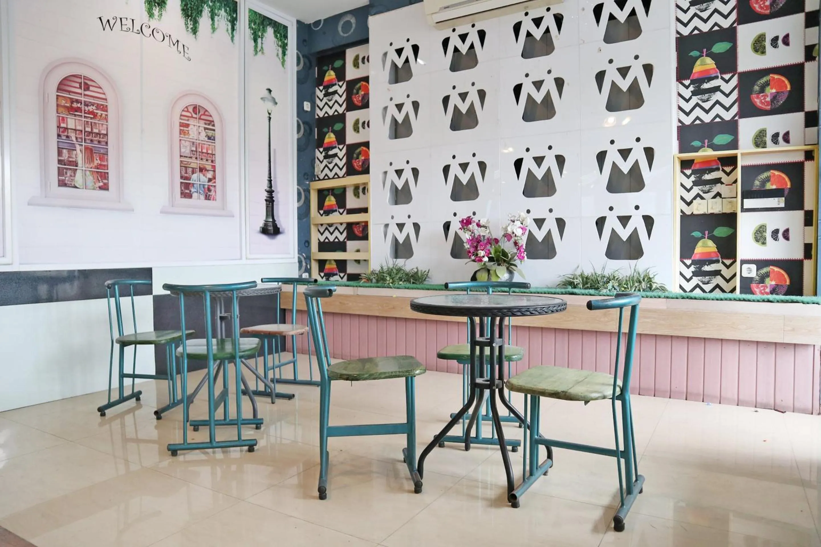 Restaurant/places to eat in Hotel O M Authentic Kost Man