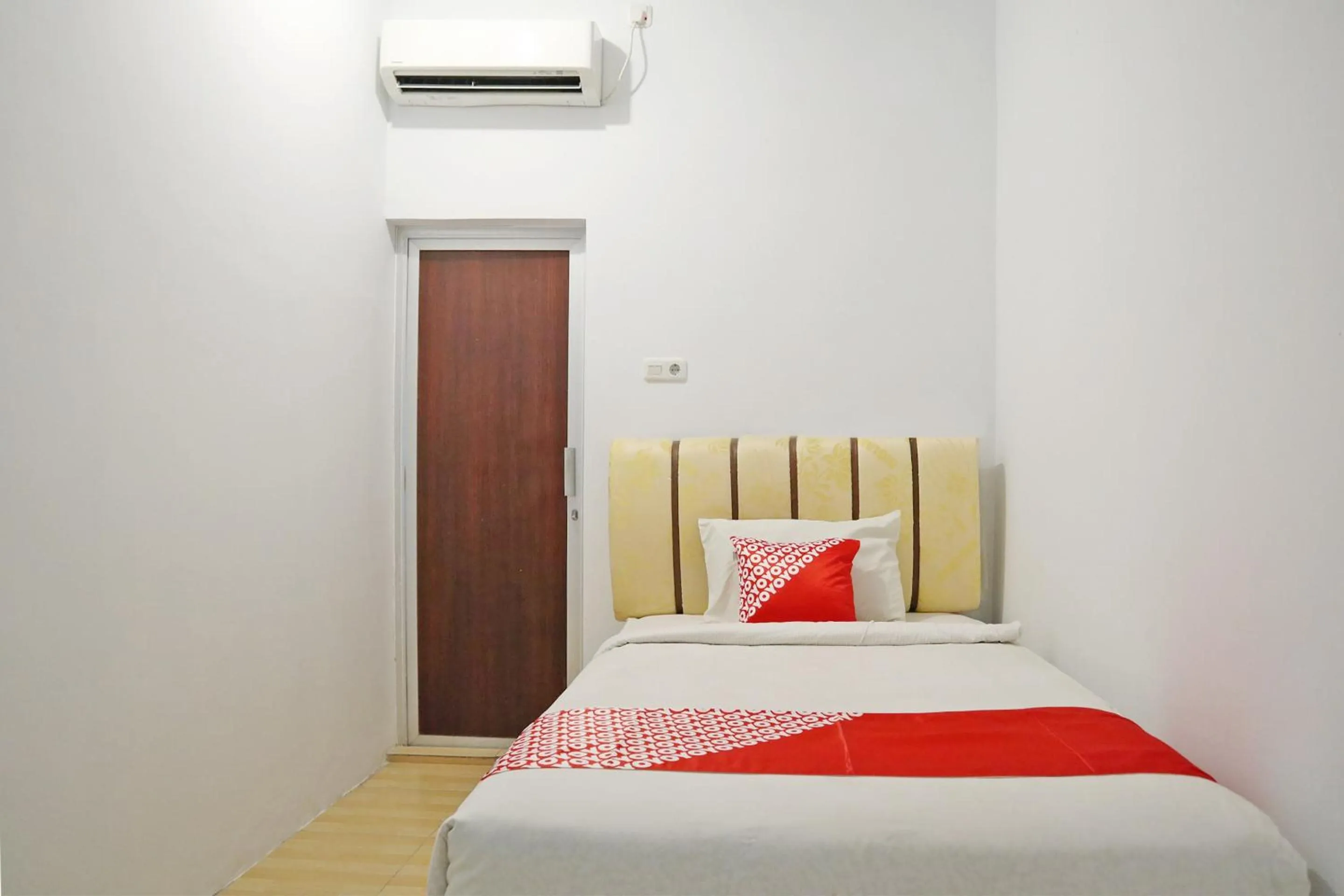 Bedroom, Bed in Hotel O M Authentic Kost Man