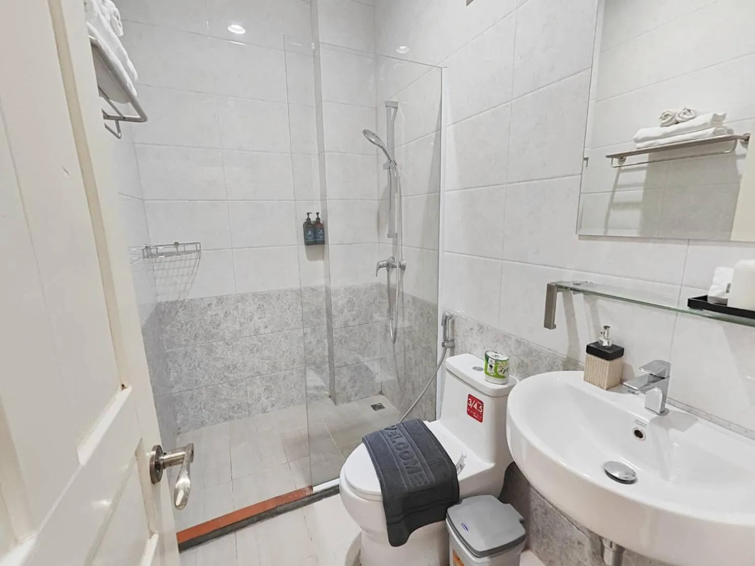 Shower in Luang Prabang Museum Inn & Travel