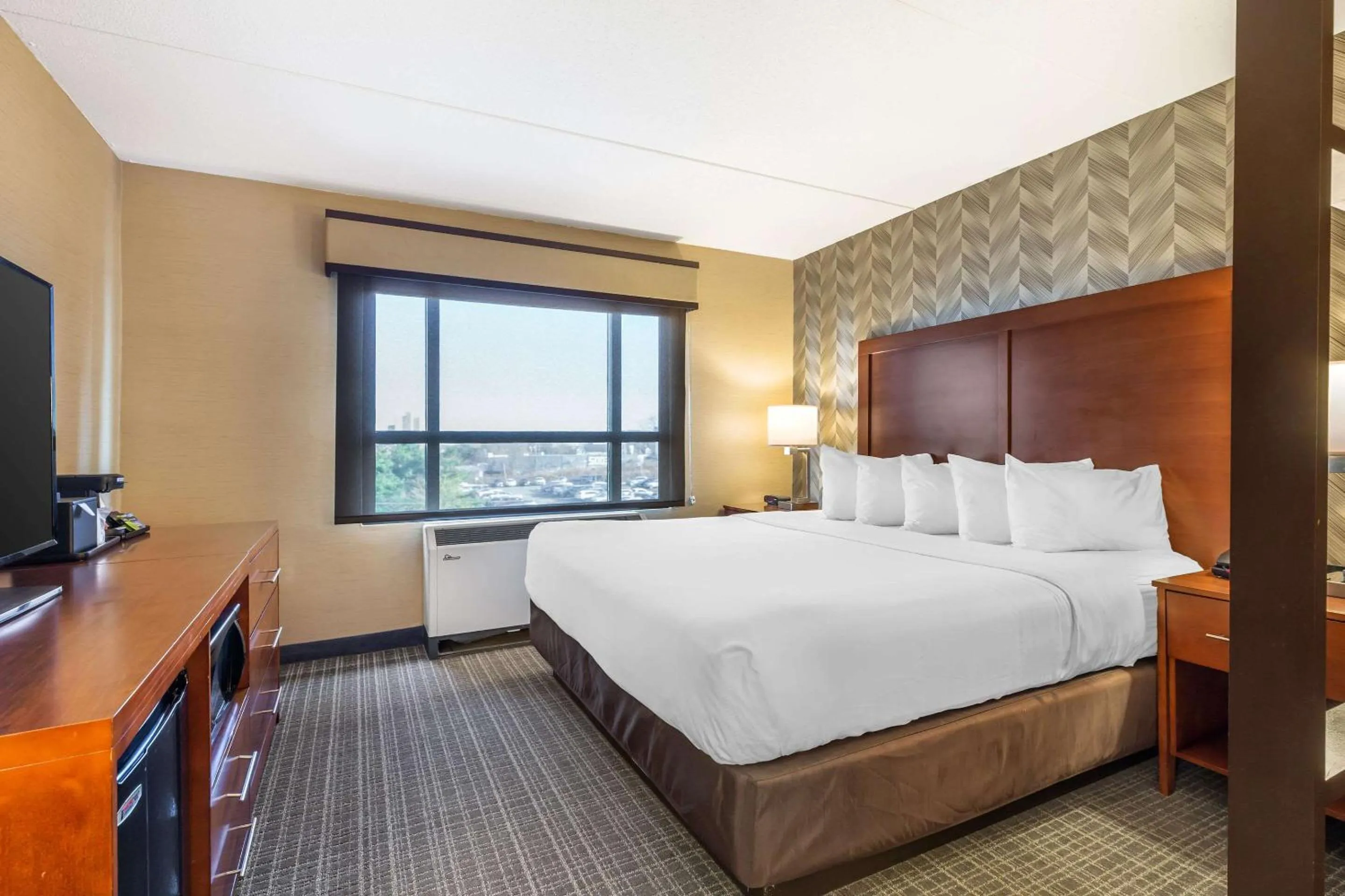 Bedroom, Bed in Comfort Inn & Suites Logan International Airport