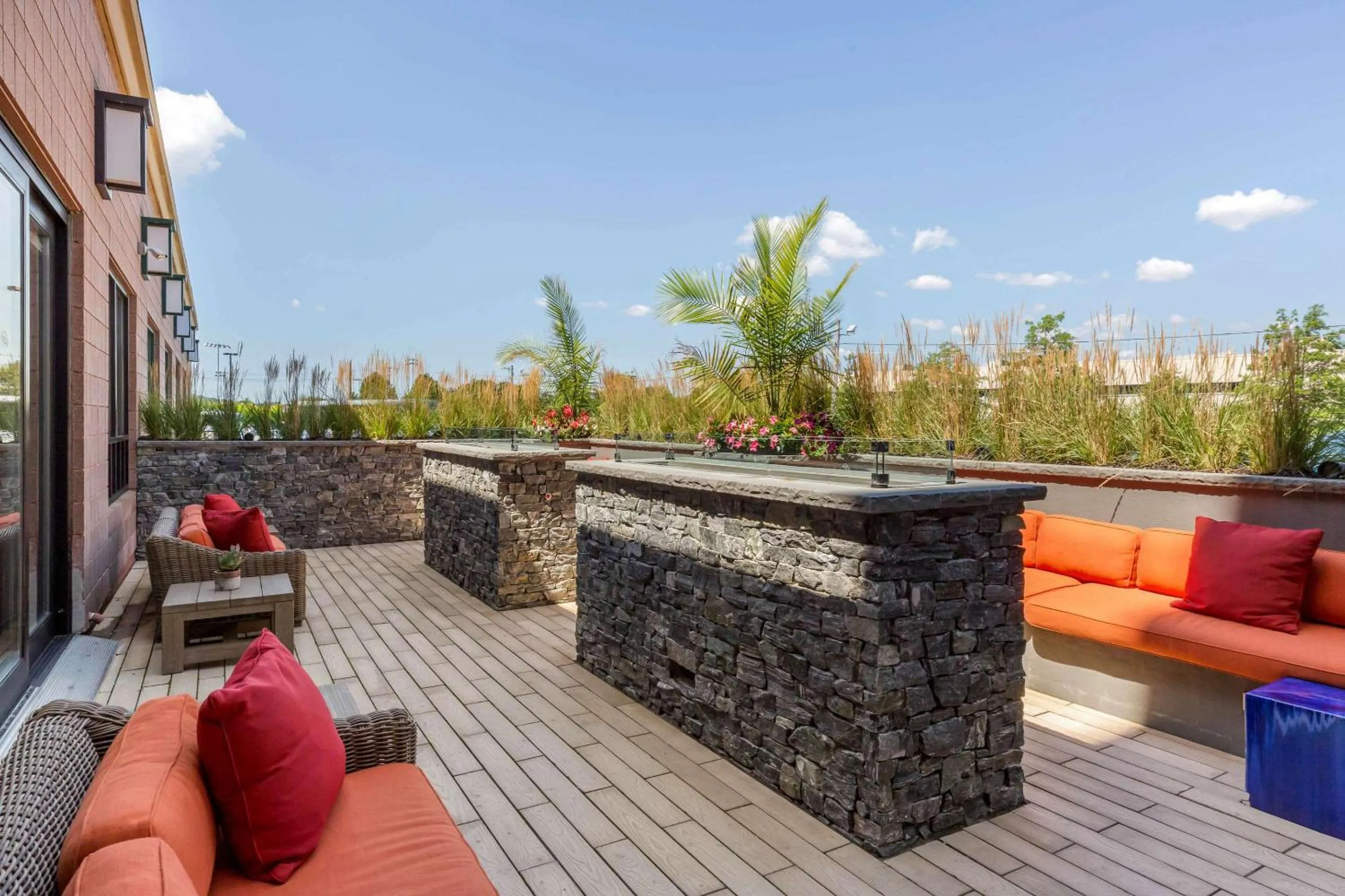 Swimming pool in Comfort Inn & Suites Logan International Airport