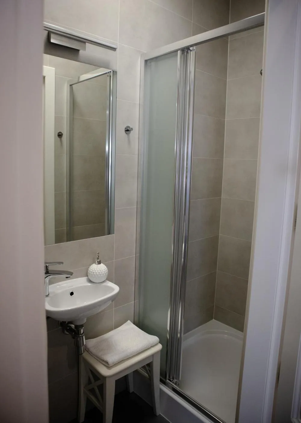 Shower in Oak Tree Old Town Apartments