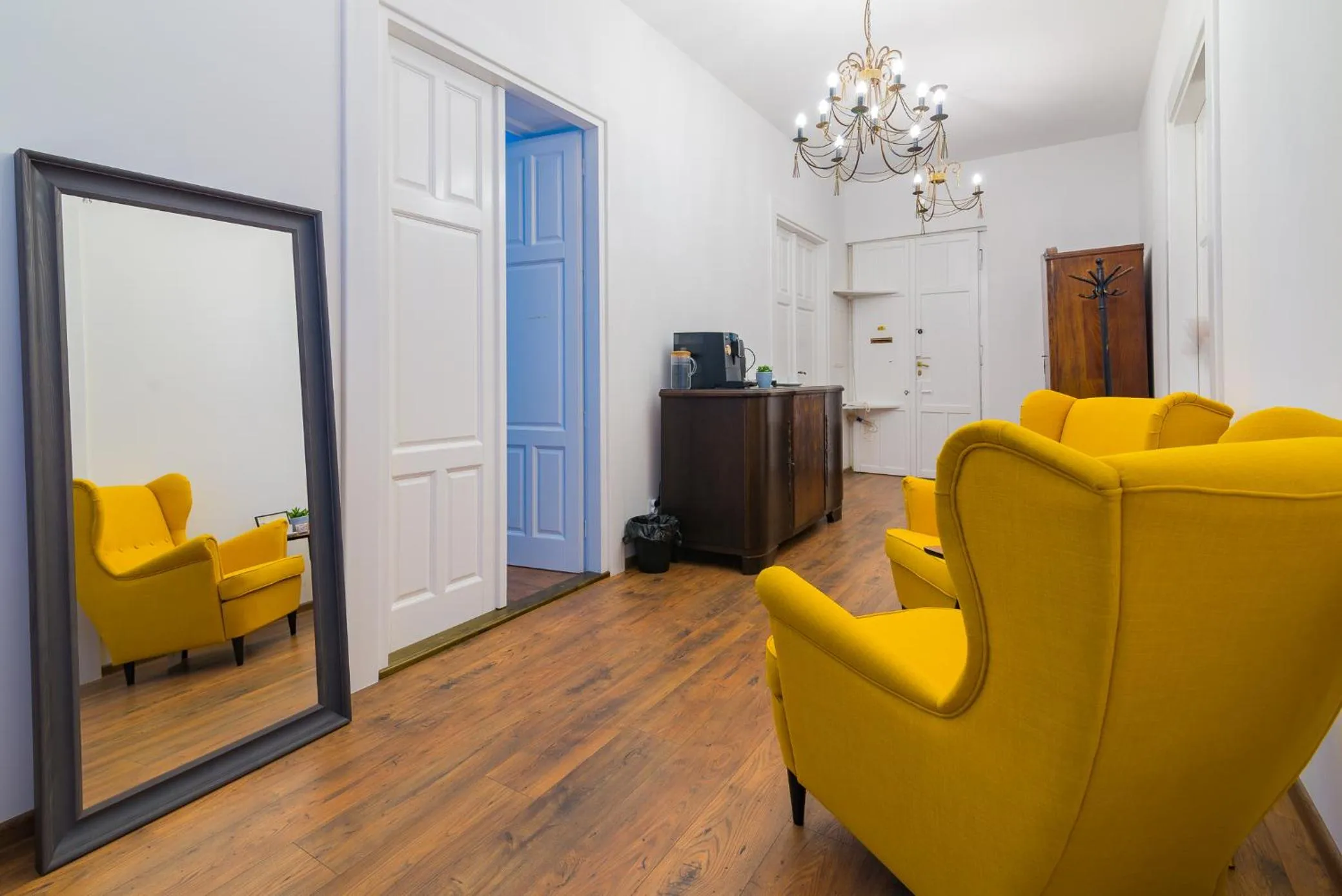 Communal lounge/ TV room in Oak Tree Old Town Apartments