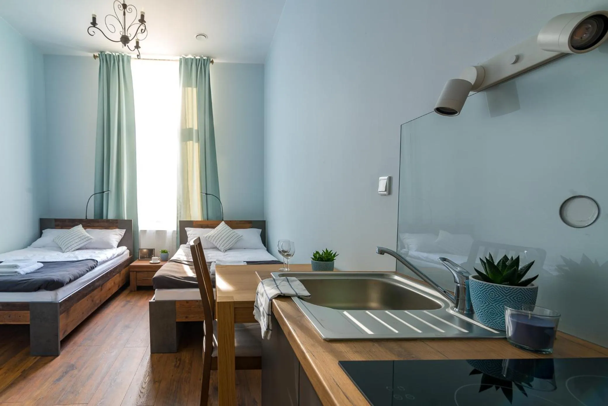 Kitchen or kitchenette, Bed in Oak Tree Old Town Apartments