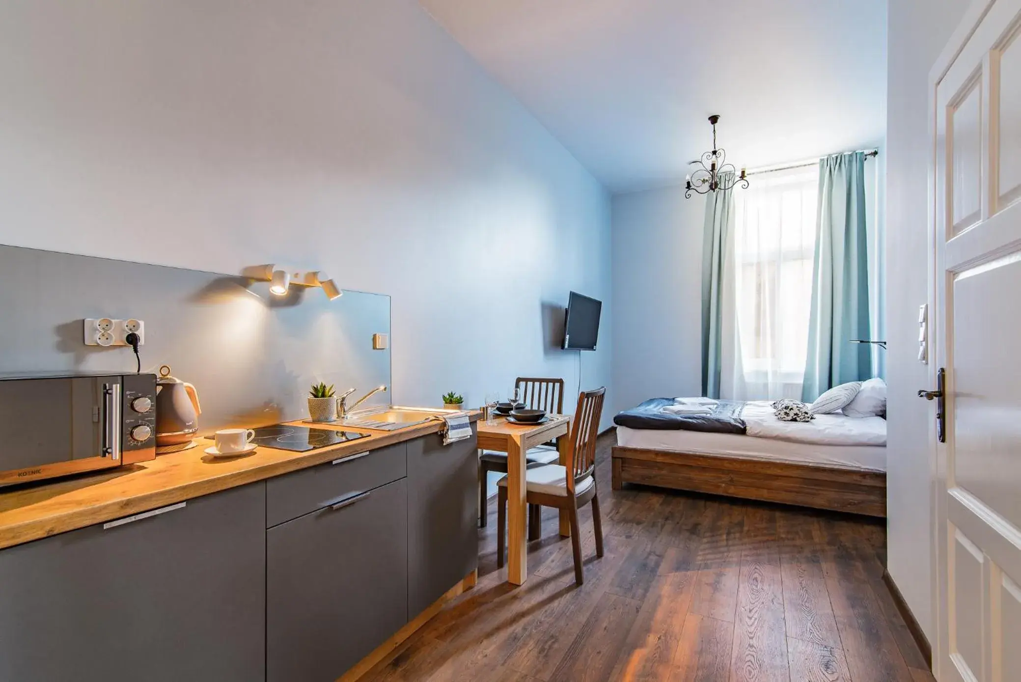 Double Room with Private Bathroom - single occupancy in Oak Tree Old Town Apartments Double Room with Private Bathroom - single occupancy in Oak Tree Old Town Apartments