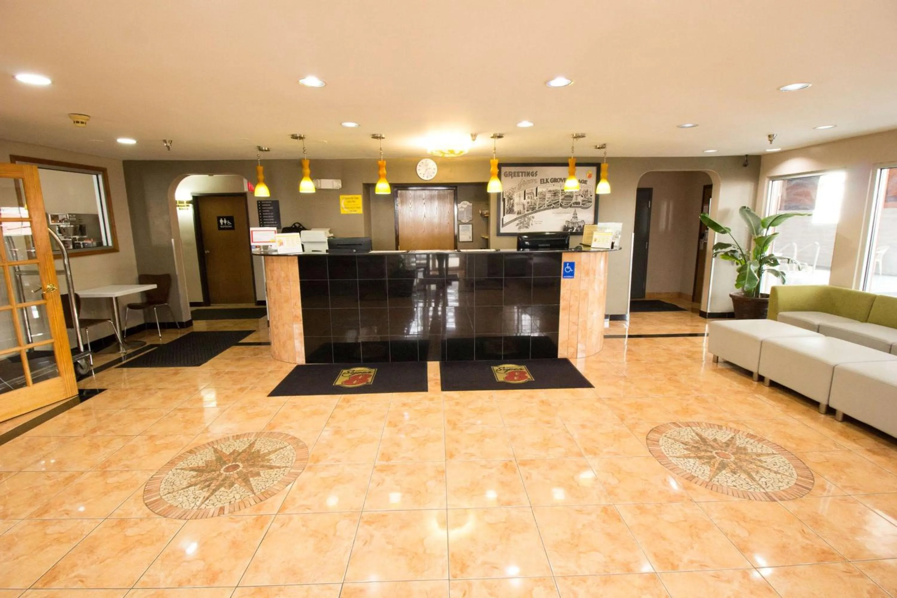 Lobby or reception in Super 8 by Wyndham Chicago O'Hare Airport