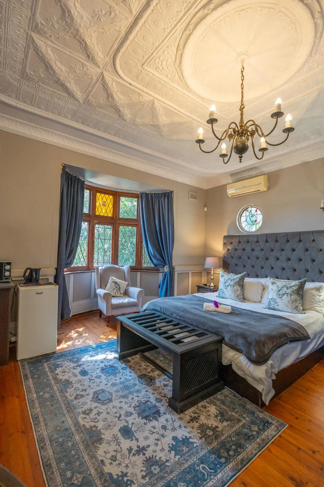 Photo of the whole room, Bed in Palm Tree Manor