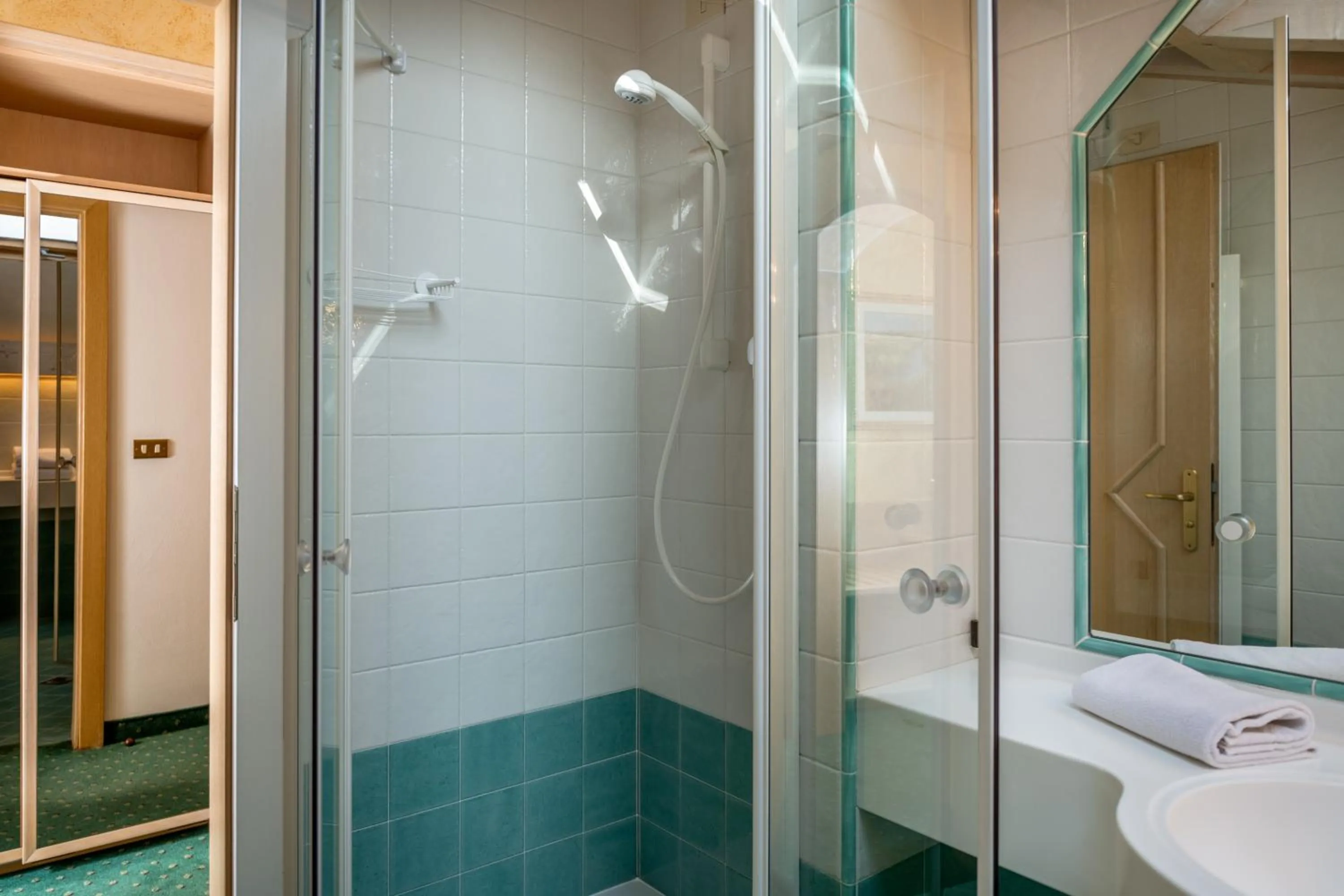 Shower in Albergo Contrin