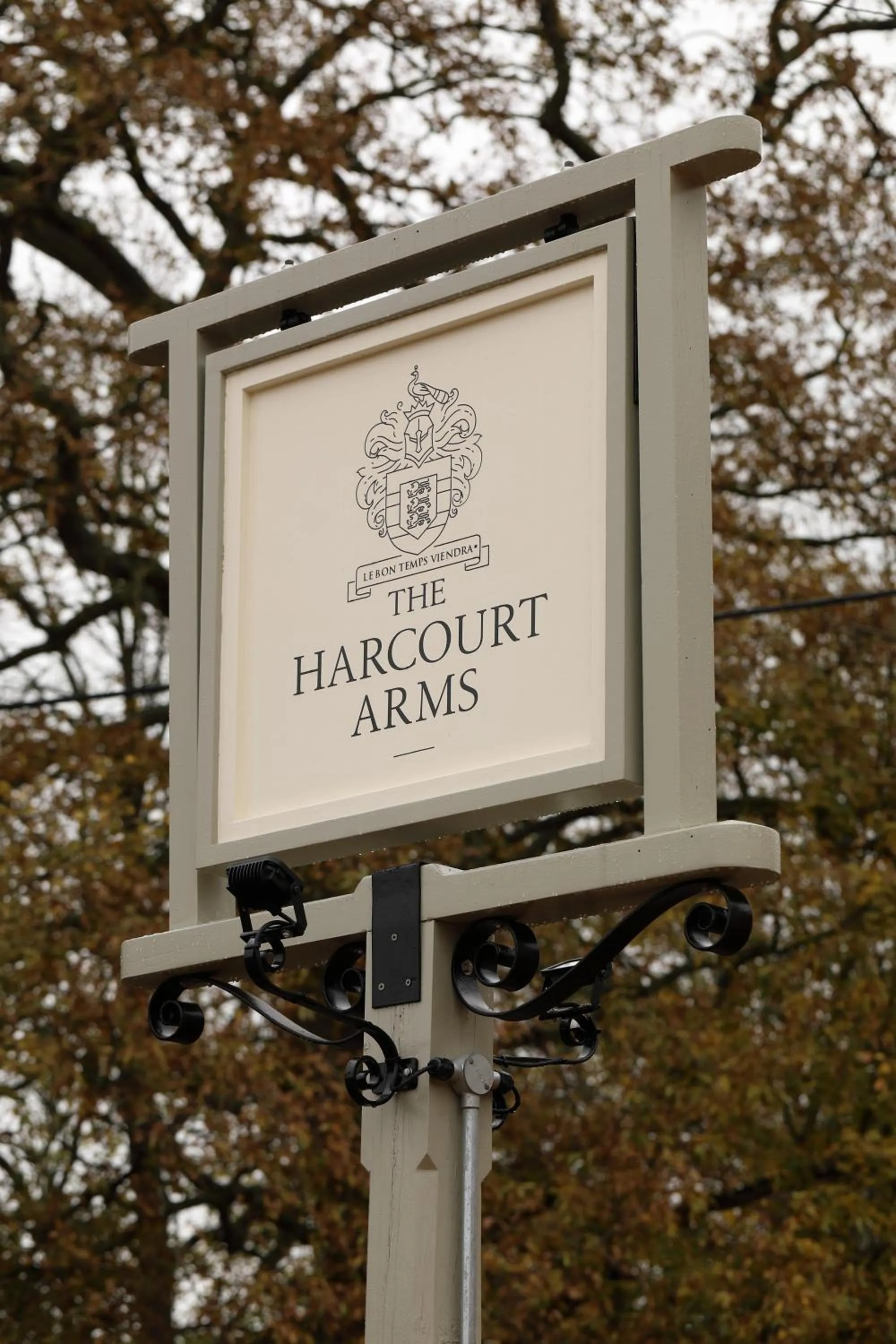 Logo/Certificate/Sign in The Harcourt Arms