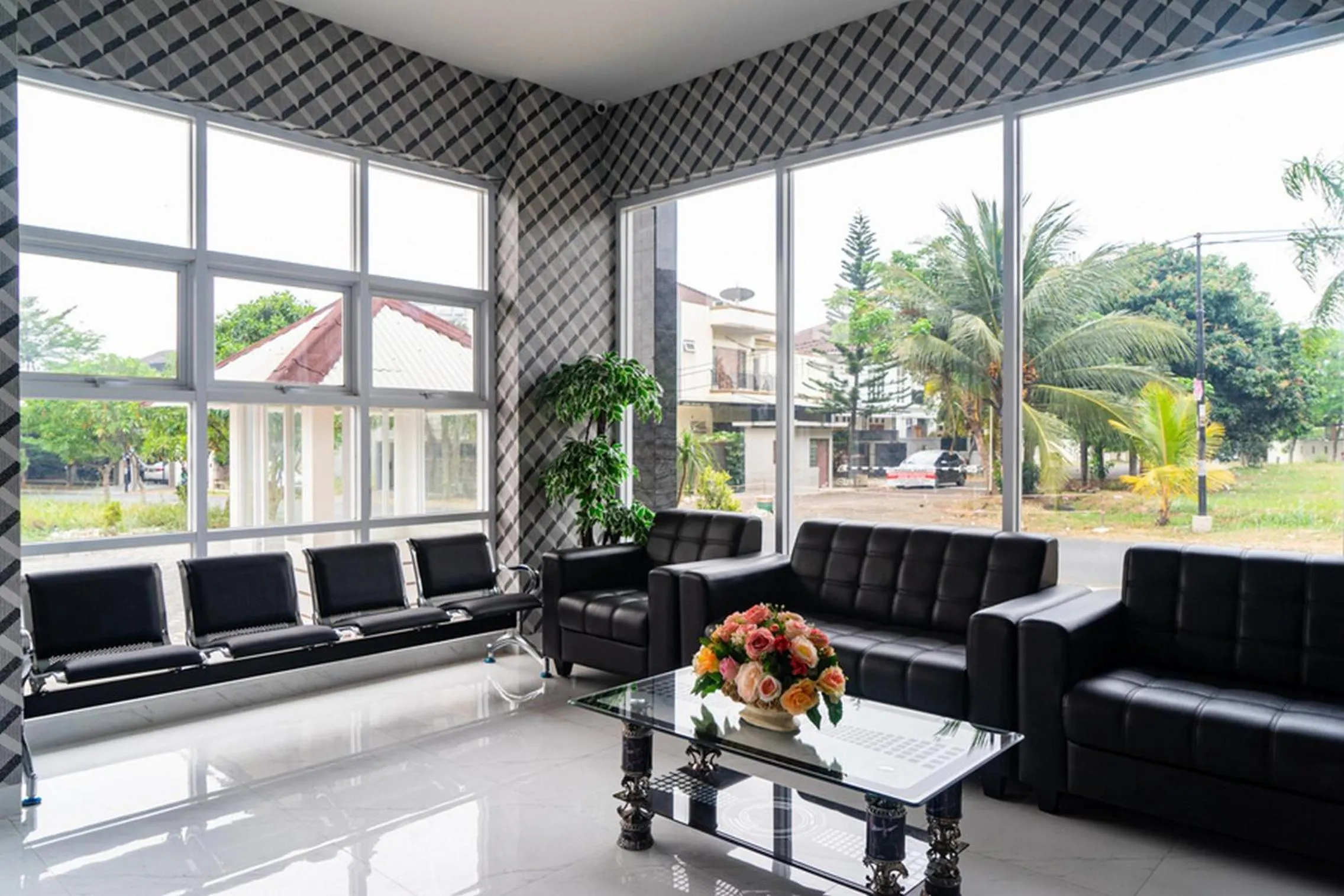 Lobby or reception in RedDoorz Plus near Teras Kota 3