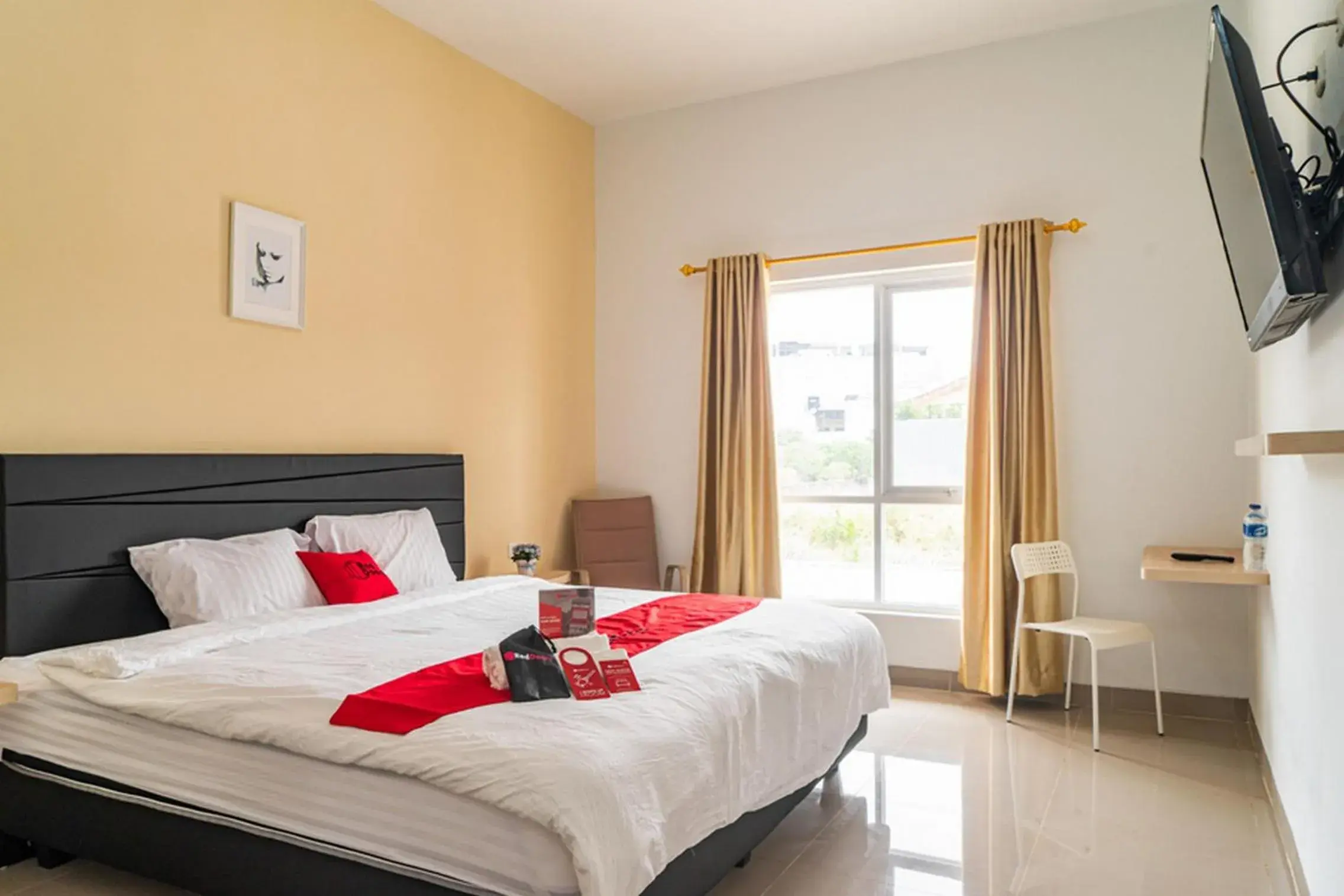 Deluxe Room in RedDoorz Plus near Teras Kota 3 Deluxe Room in RedDoorz Plus near Teras Kota 3