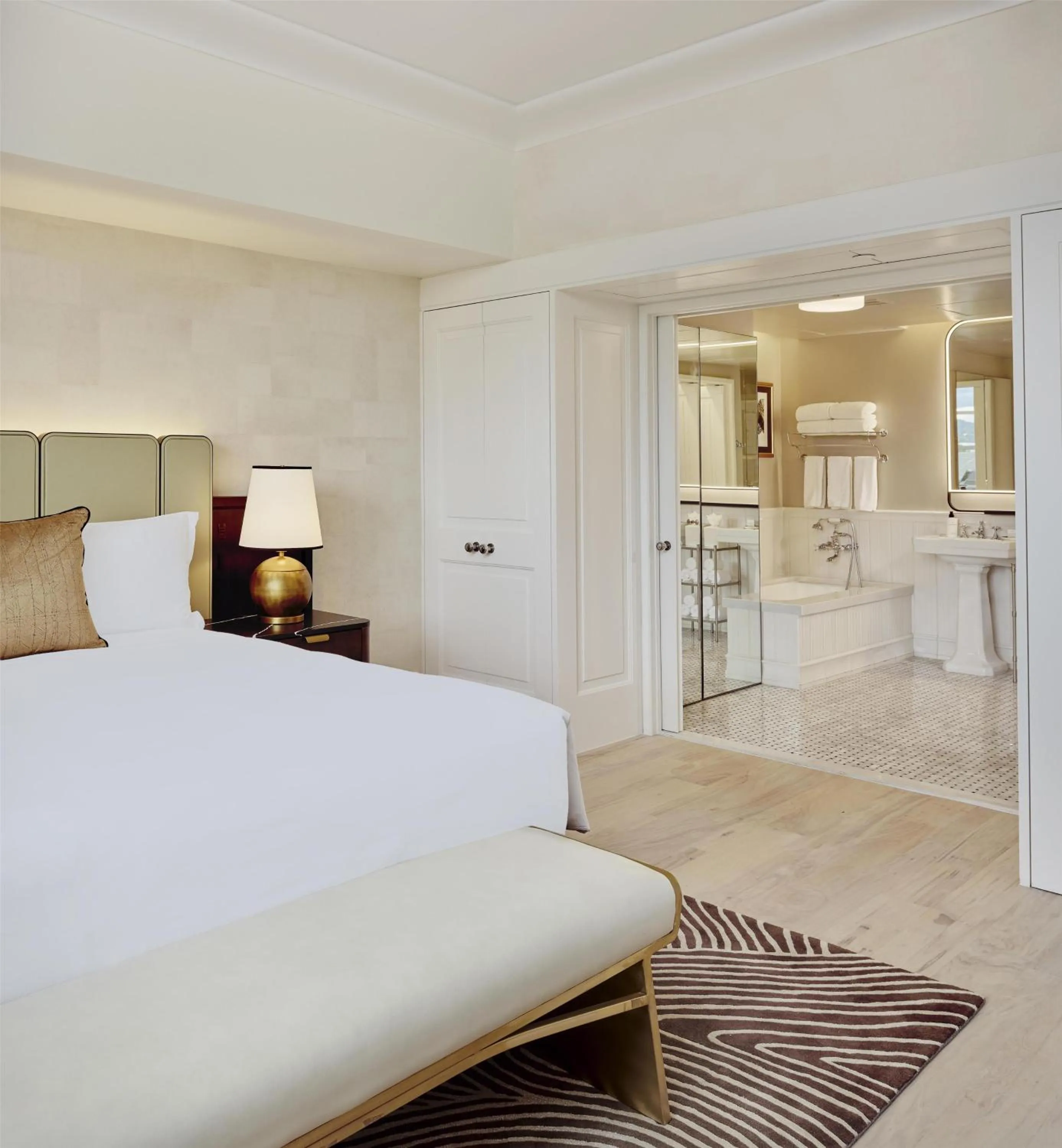 Bathroom, Bed in Cameo Beverly Hills, LXR Hotels & Resorts