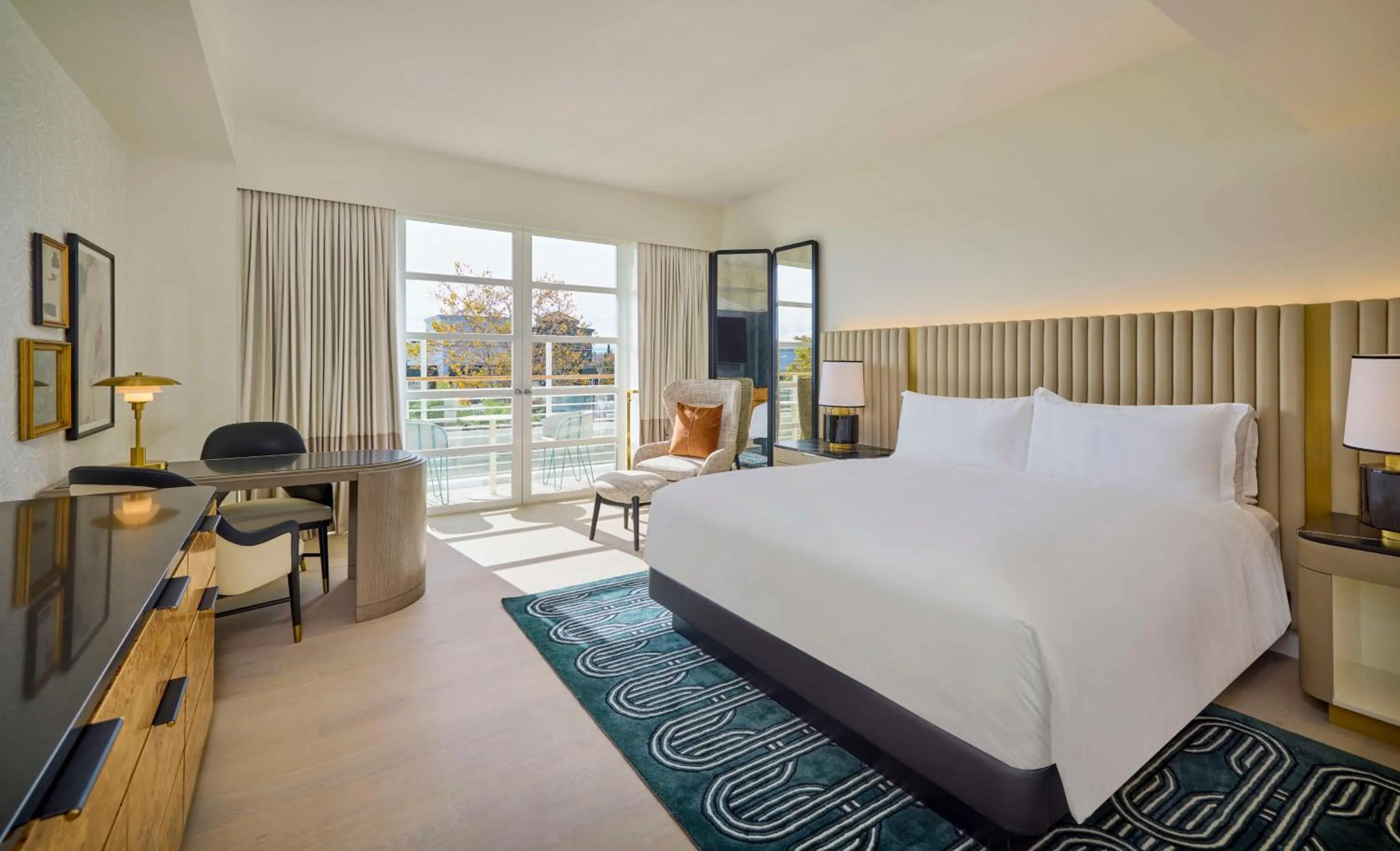 Bed in Cameo Beverly Hills, LXR Hotels & Resorts