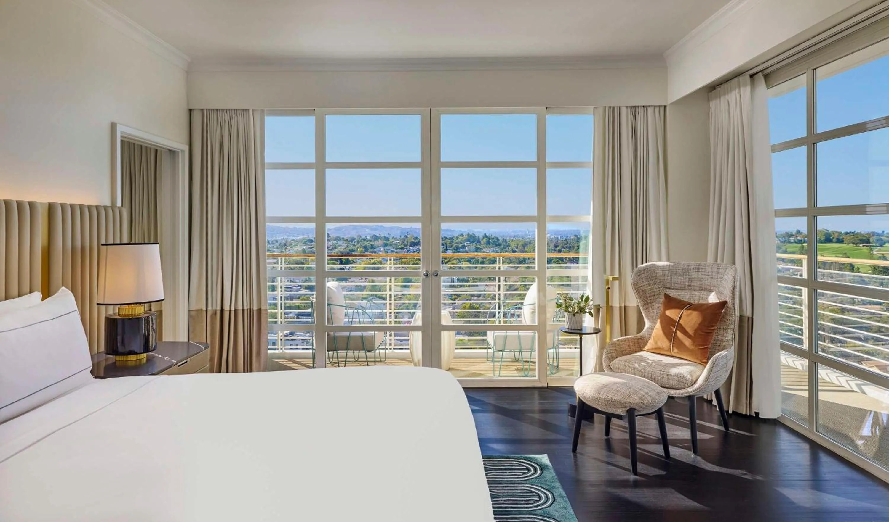 Bed in Cameo Beverly Hills, LXR Hotels & Resorts