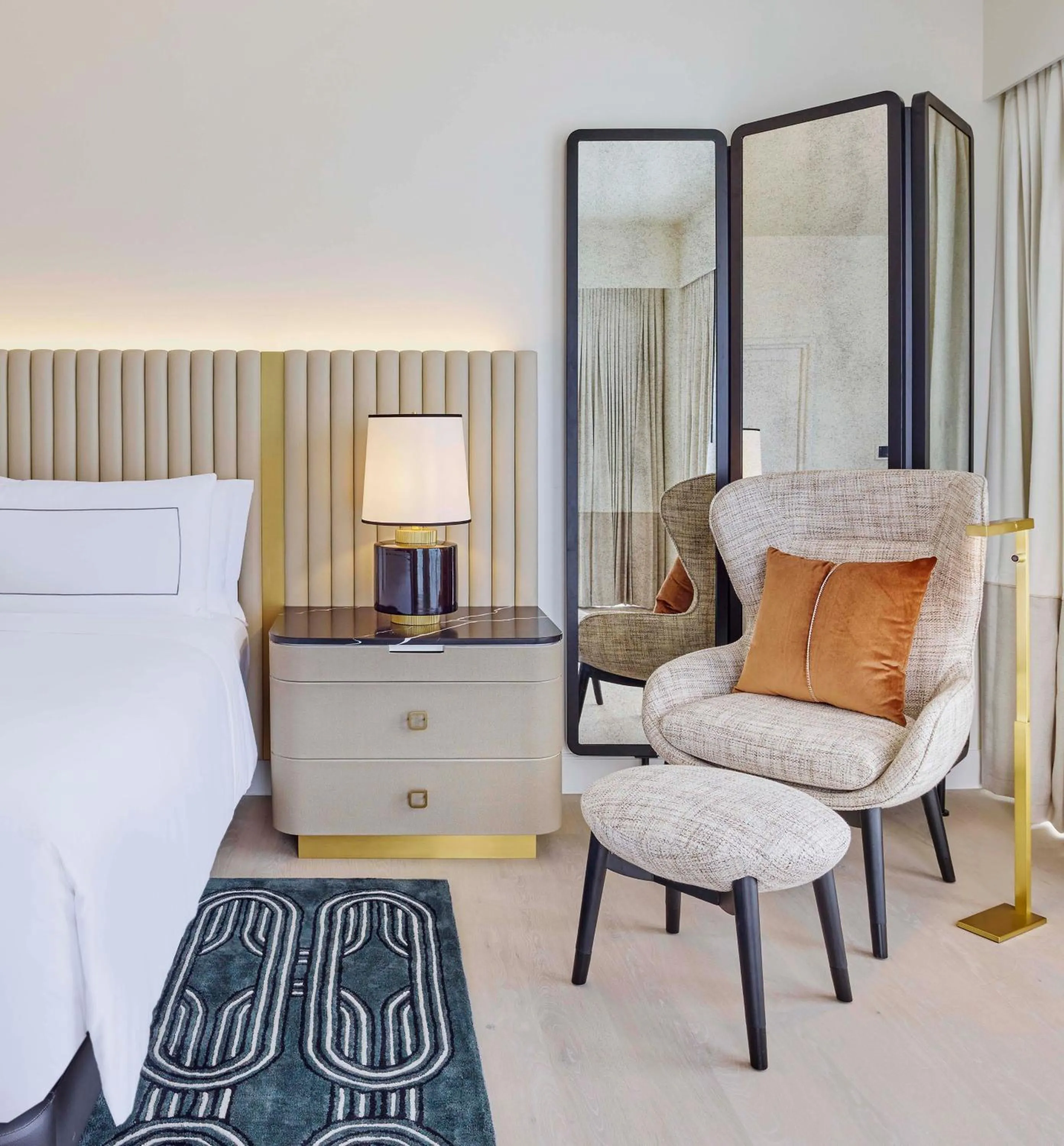 Bed in Cameo Beverly Hills, LXR Hotels & Resorts