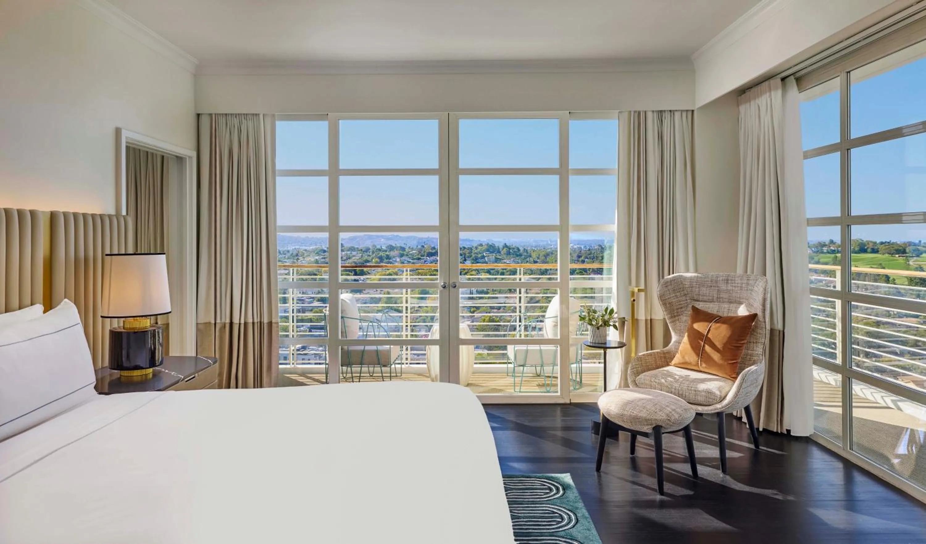 Seating area, Bed in Cameo Beverly Hills, LXR Hotels & Resorts